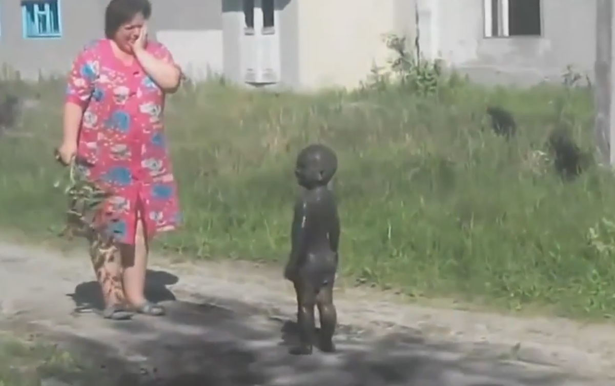 Femeiii nu i-a venit sa creada cand si-a gasit copiii plini de noroi