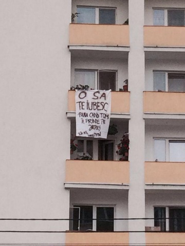 Tanarul si-a ancorat mesajul la balconul apartamentului sau