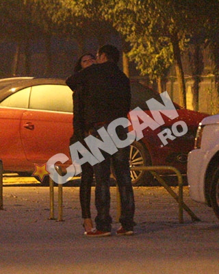 In drumul spre masina, cei doi s-au oprit si s-au sarutat si imbratisat timp de cateva zeci de secunde