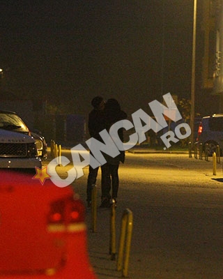 Liviu si domnisoara bruneta s-au sarutat si in parcarea blocului in care artistul locuieste