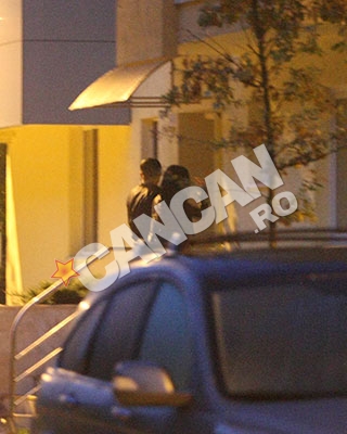 Cei doi au intrat impreuna in scara blocului, fiind urmati de prietenul lui Liviu si de amica acestuia