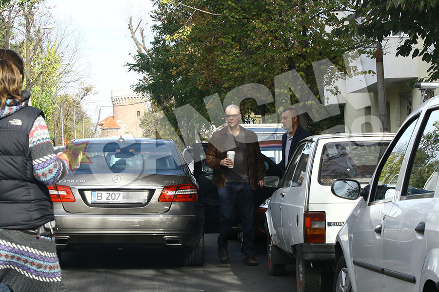 Celebrul actor ajunge pe platoul de filmari, insotit de bodyguarzi si o parte din staff-ul sau