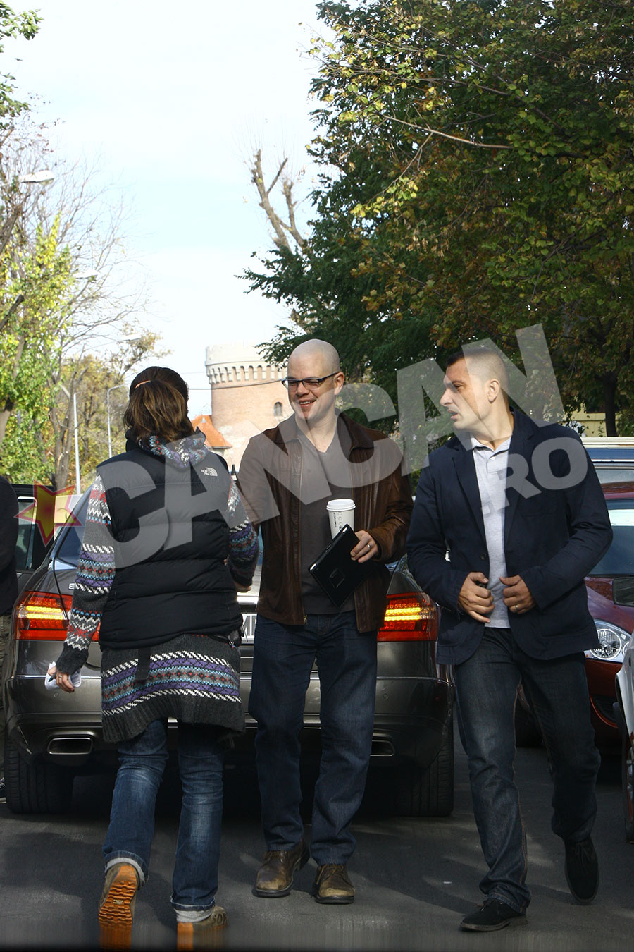 Actorul de la Hollywood este intampinat de o tanara din echipa de filmare