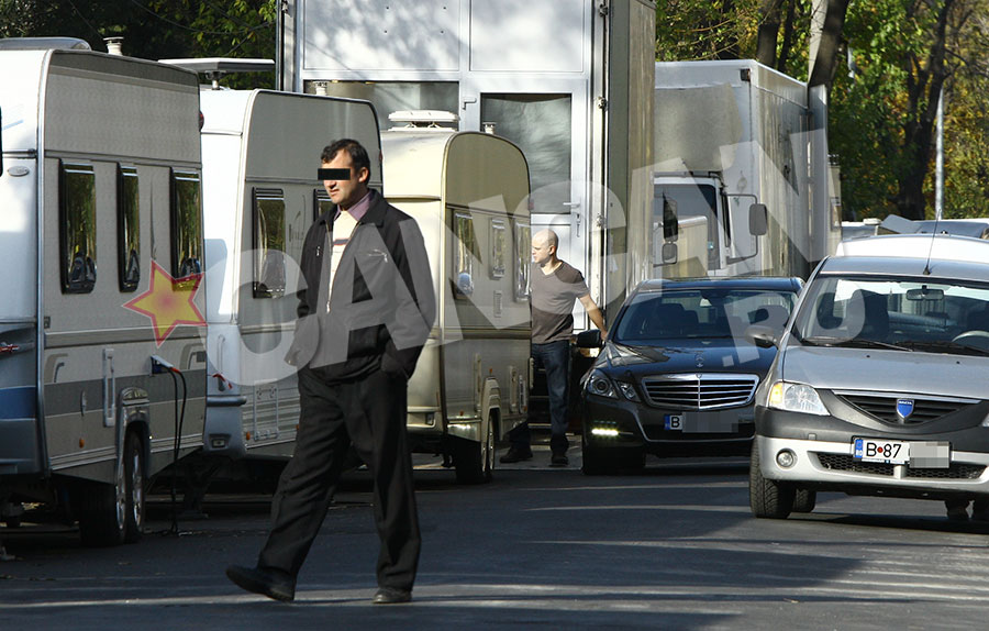 Aproape doua ore, Matt a stat in Parcul Carol, acolo unde se filmeaza pentru pelicula “The Zero Theorem”