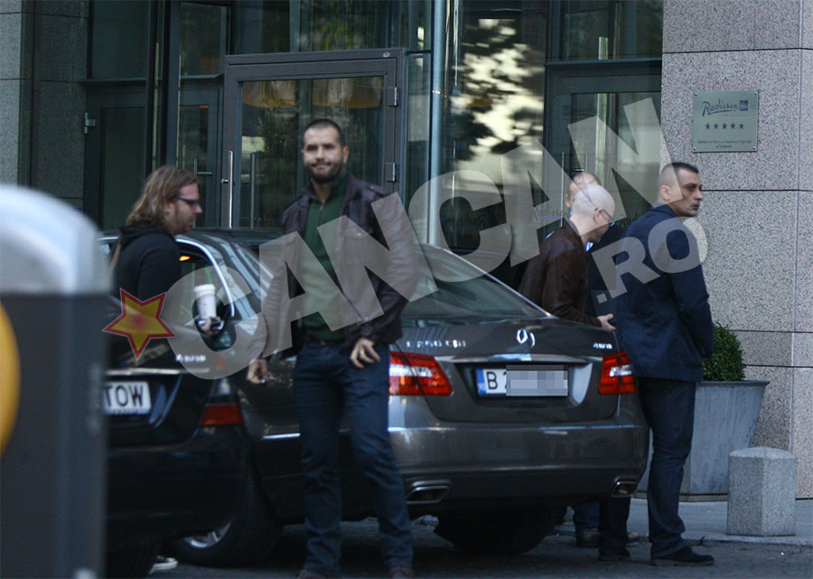 Damon se intoarce la hotel insotit de cei doi bodyguarzi