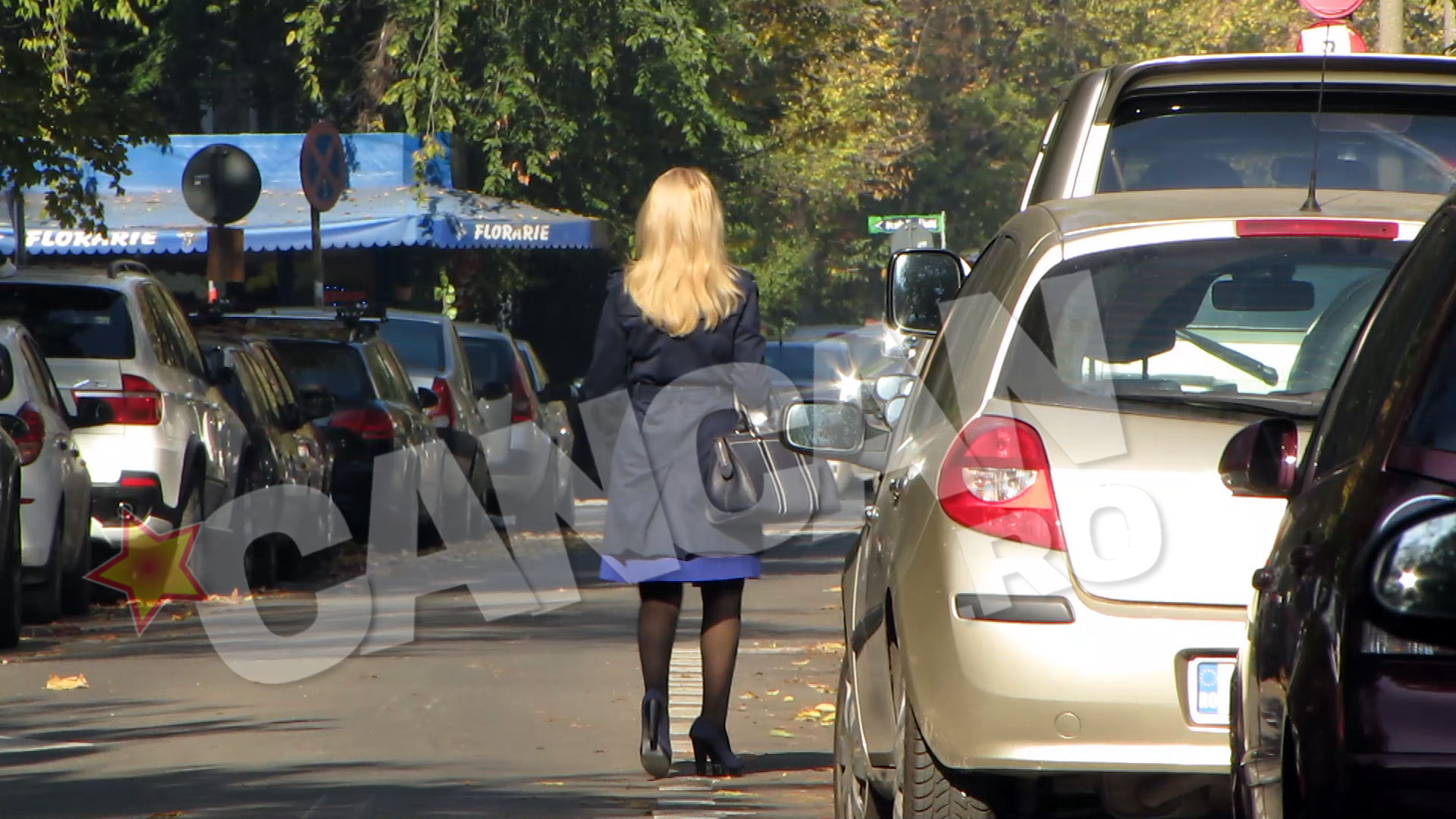 Privita din spate, artista poate fi usor confundata cu o tanara aspiranta la podiumurile international de moda