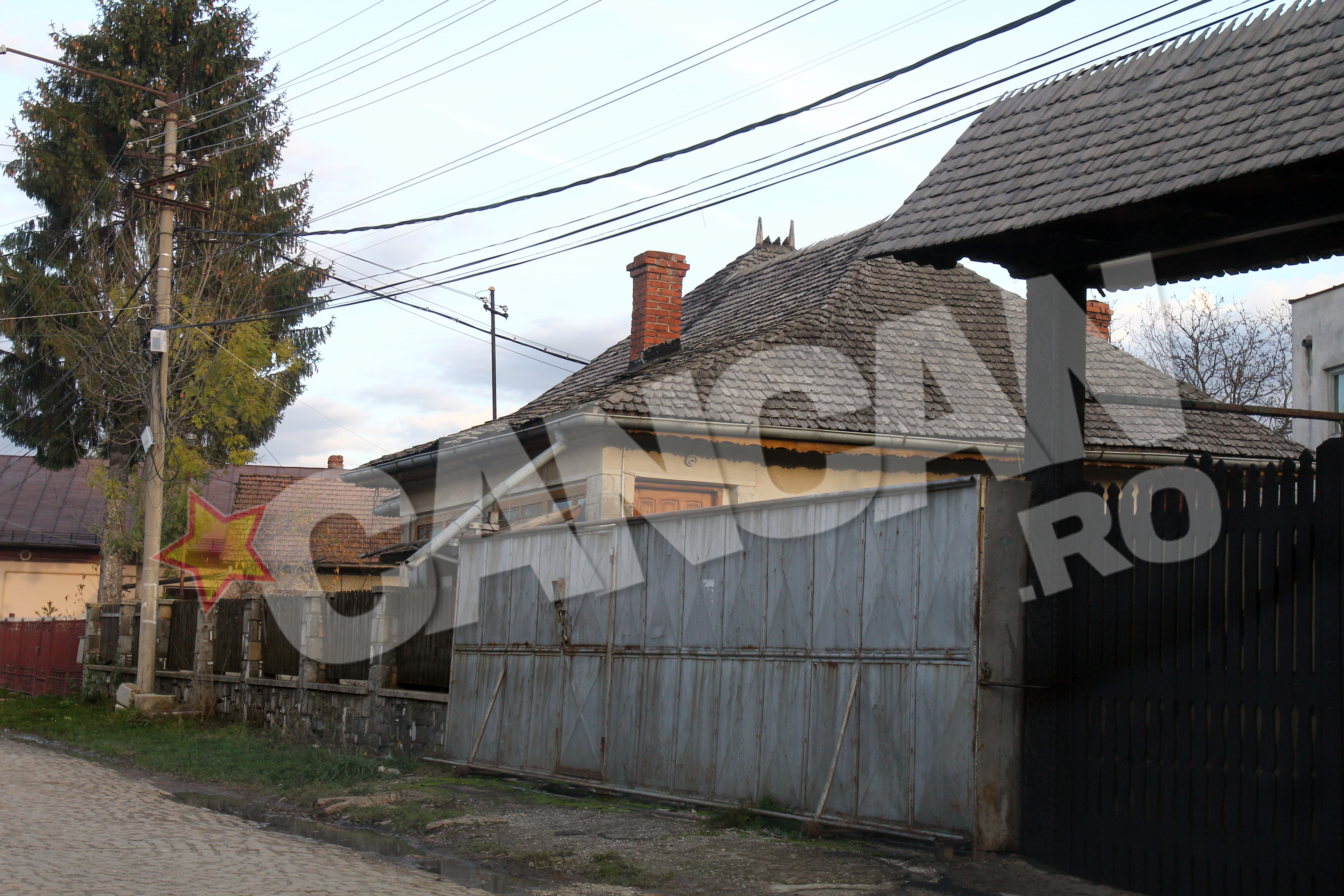 Casele care stau acum sa cada adaposteau altadata centrul administrativ al unei afaceri de succes