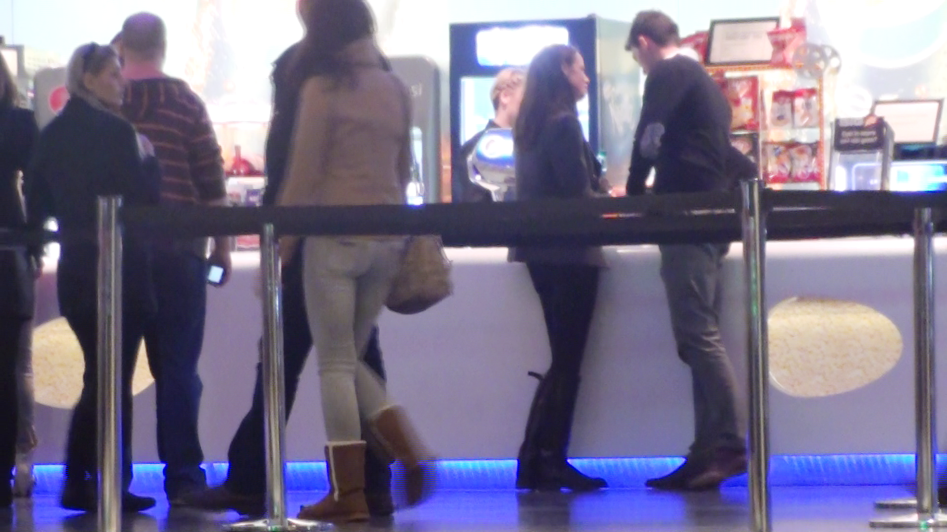 Andreea si Horia si-au cumparat apa si suc, iar cat timp au stat la coada si-au zambit incontinuu