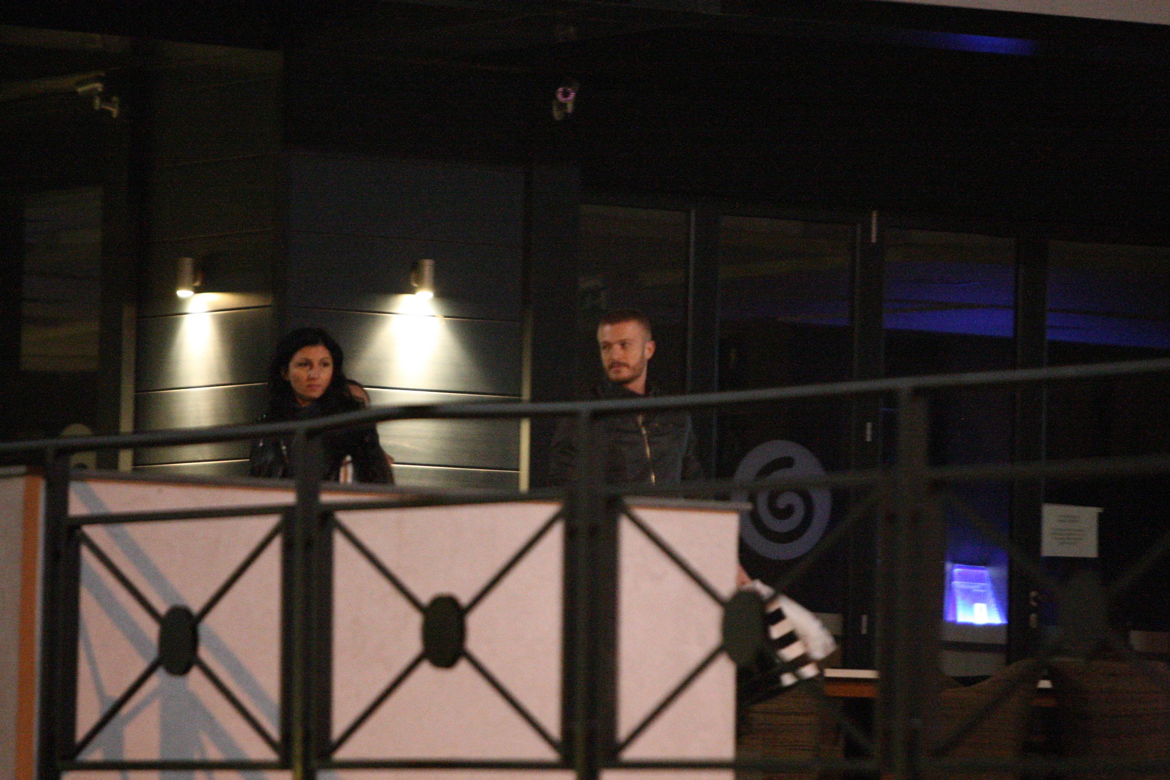 Kinga si fostul iubit al Lorei par foarte familiari si apropiati