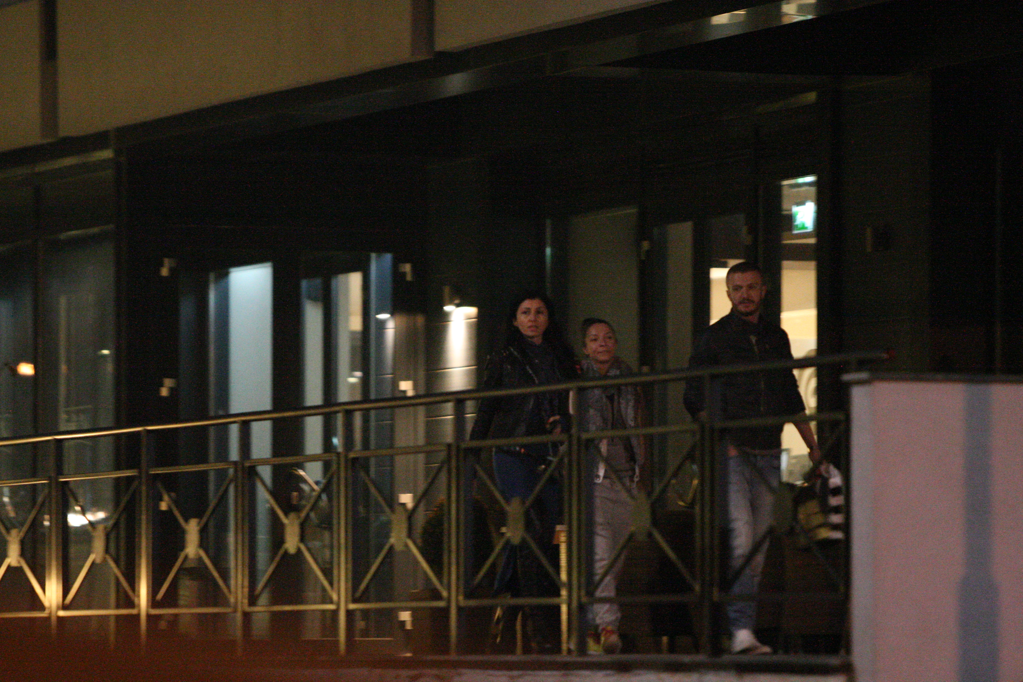 Desi nu sunt singuri, cei doi fac abstractie de femeia care ii insoteste