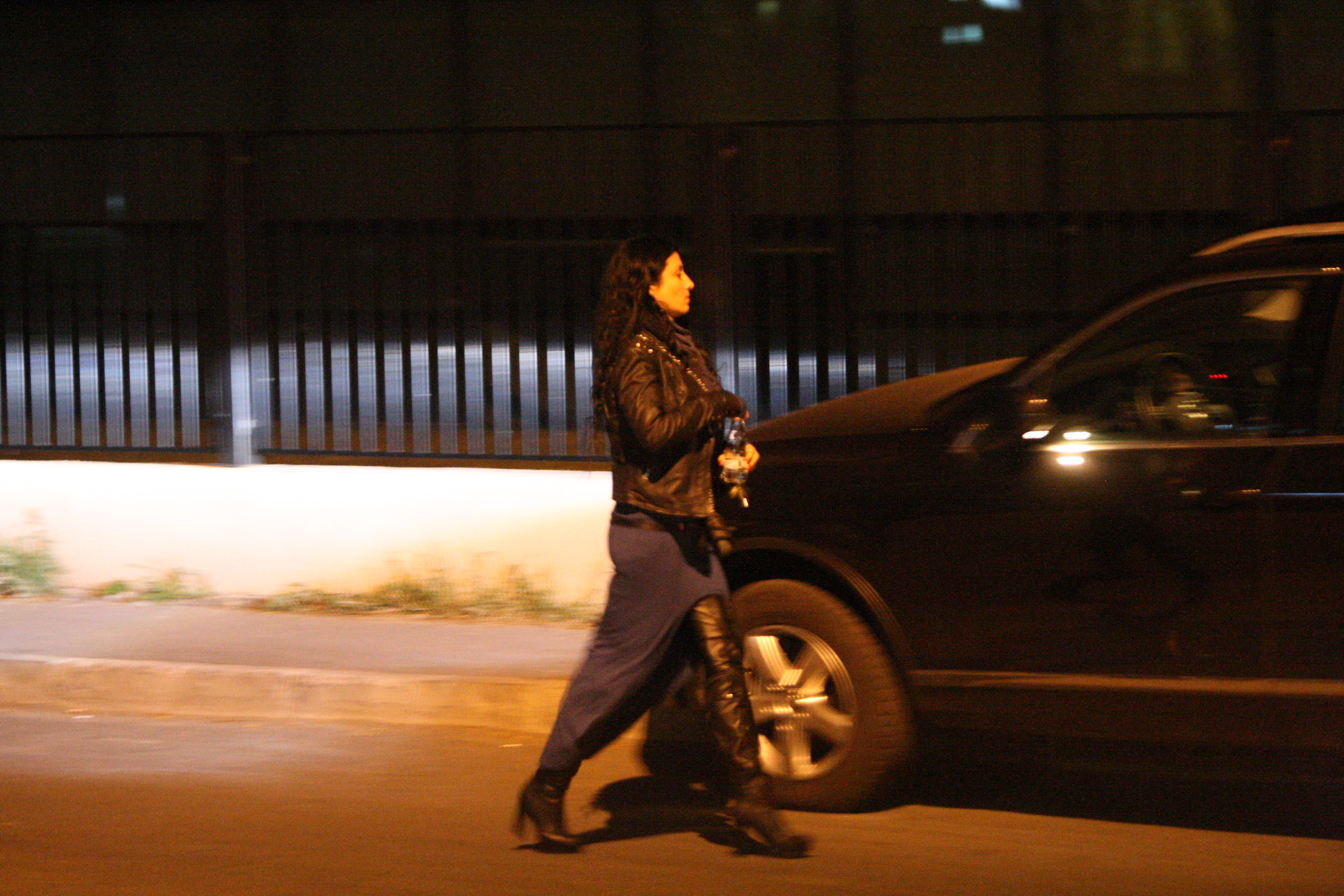 La intalnirea cu fostul iubit al Lorei, Kinga a adoptat o tinuta sexy cu influente rock