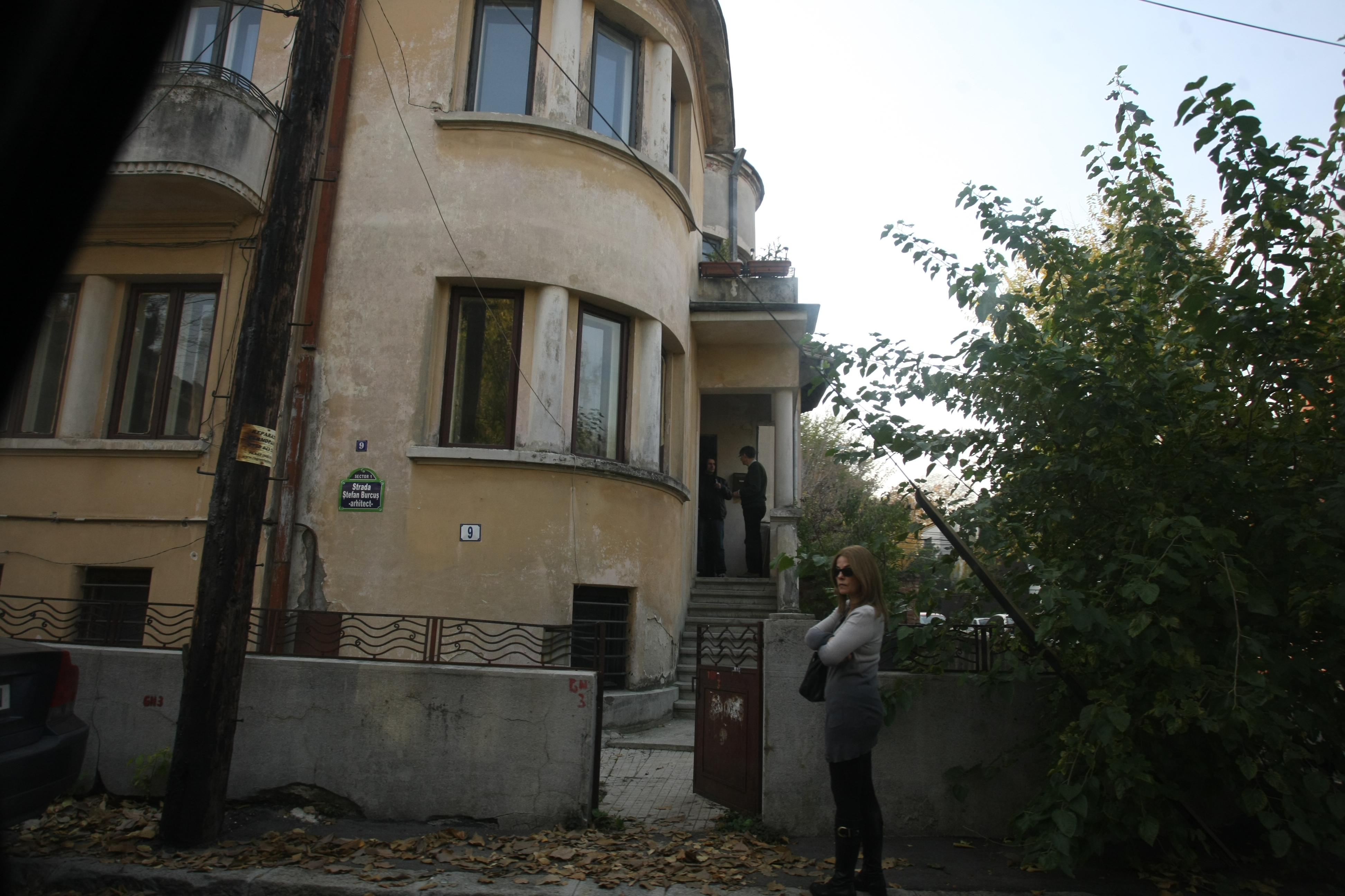 Scriitorul si sotia sa s-au oprit la o casa din centrul Capitalei, pe care si-ar fi achizitionat-o recent