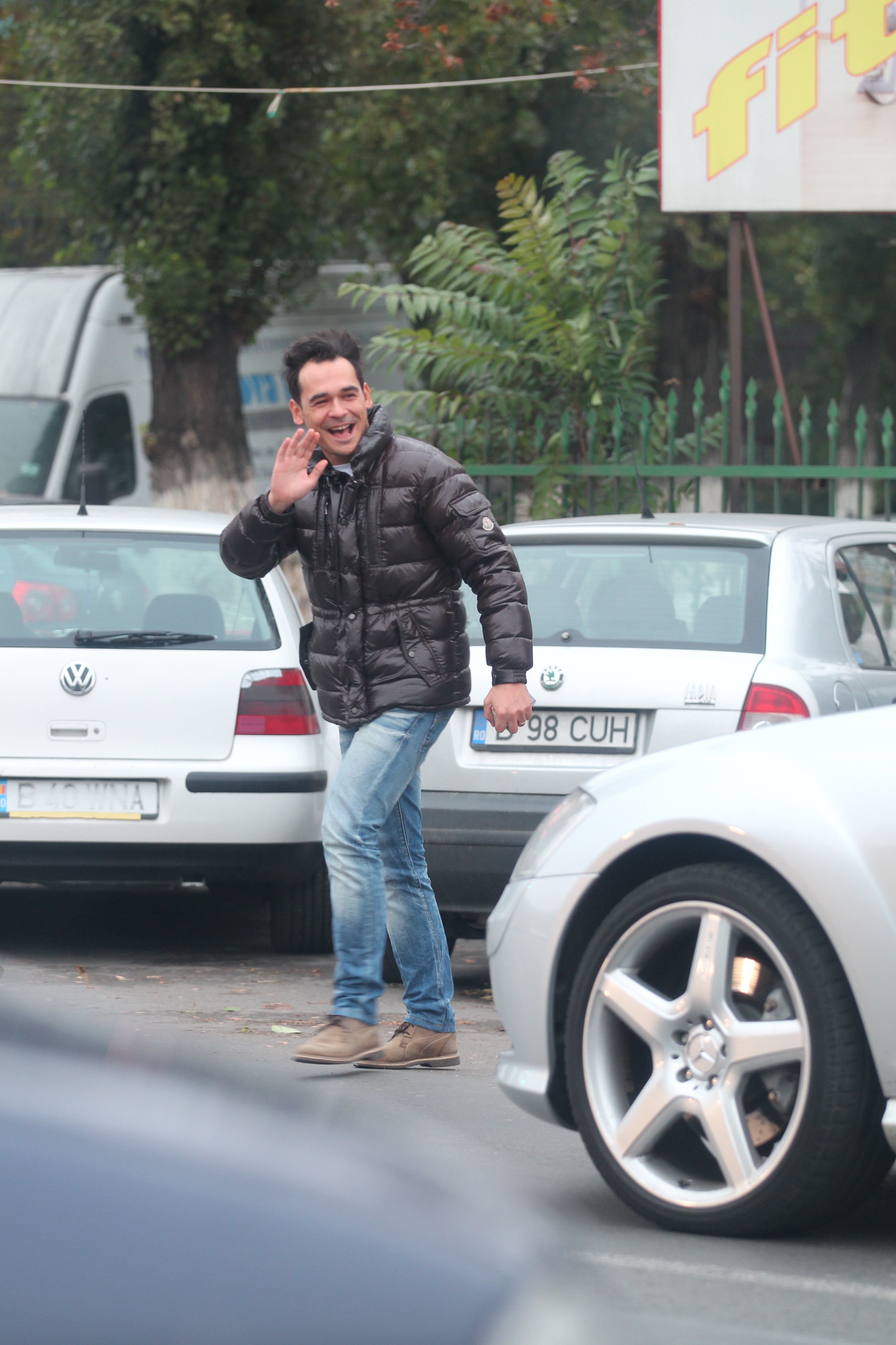 Constient ca a traversat printr-un loc nepermis, moderatorul zambeste si ridica mana, recunoscandu-si vina