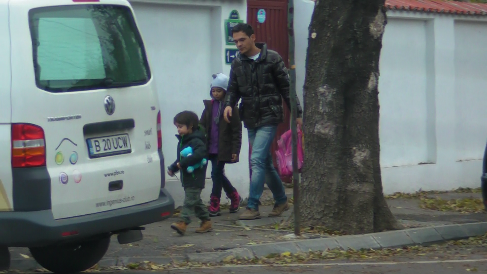Razvan a mers la gradinita pentru a-i lua pe cei doi copii ai sai