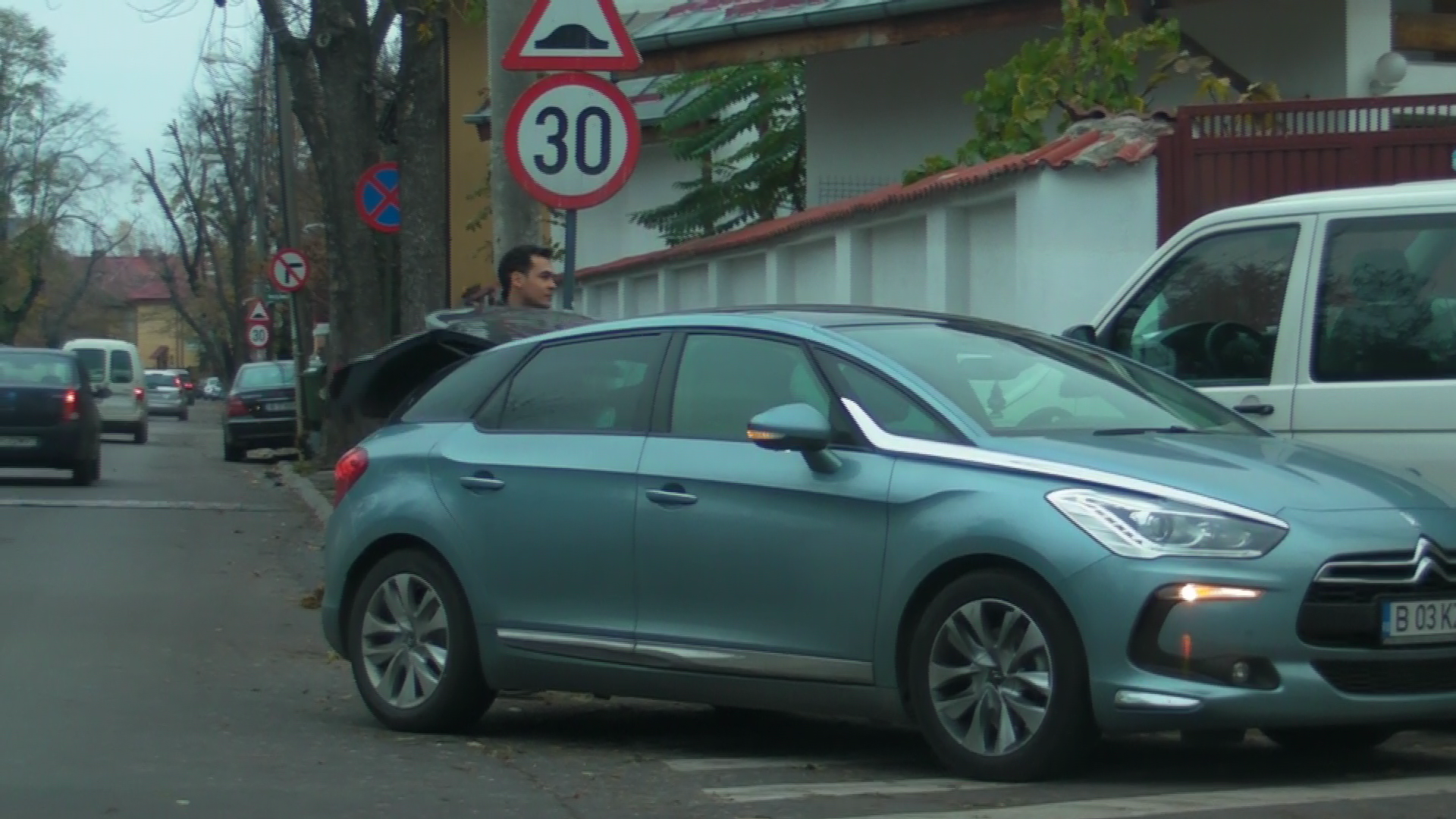 Prezentatorul T'V parcheaza masina chiar p trecerea de pietoni