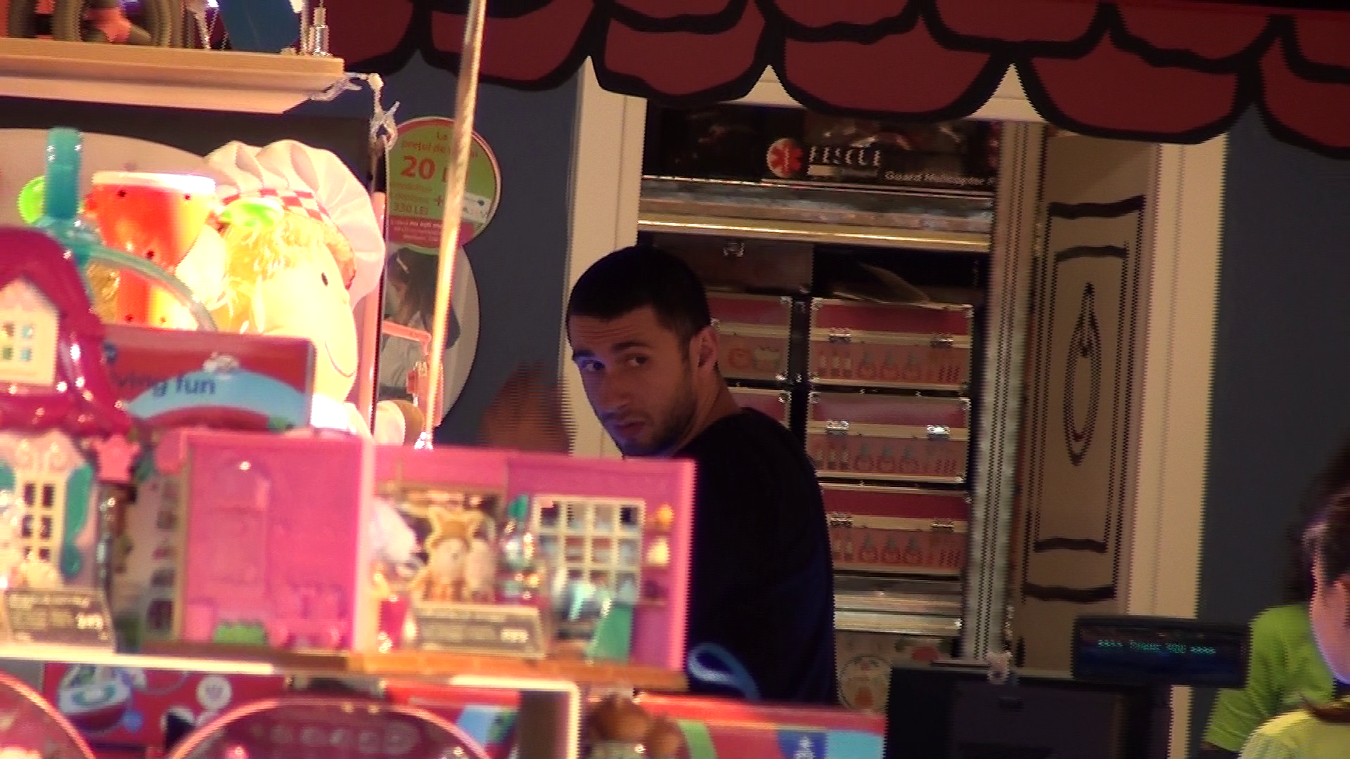 Sotul Danei Nalbaru se uita mirat in magazinul cu jucari, nestiind ce sa aleaga