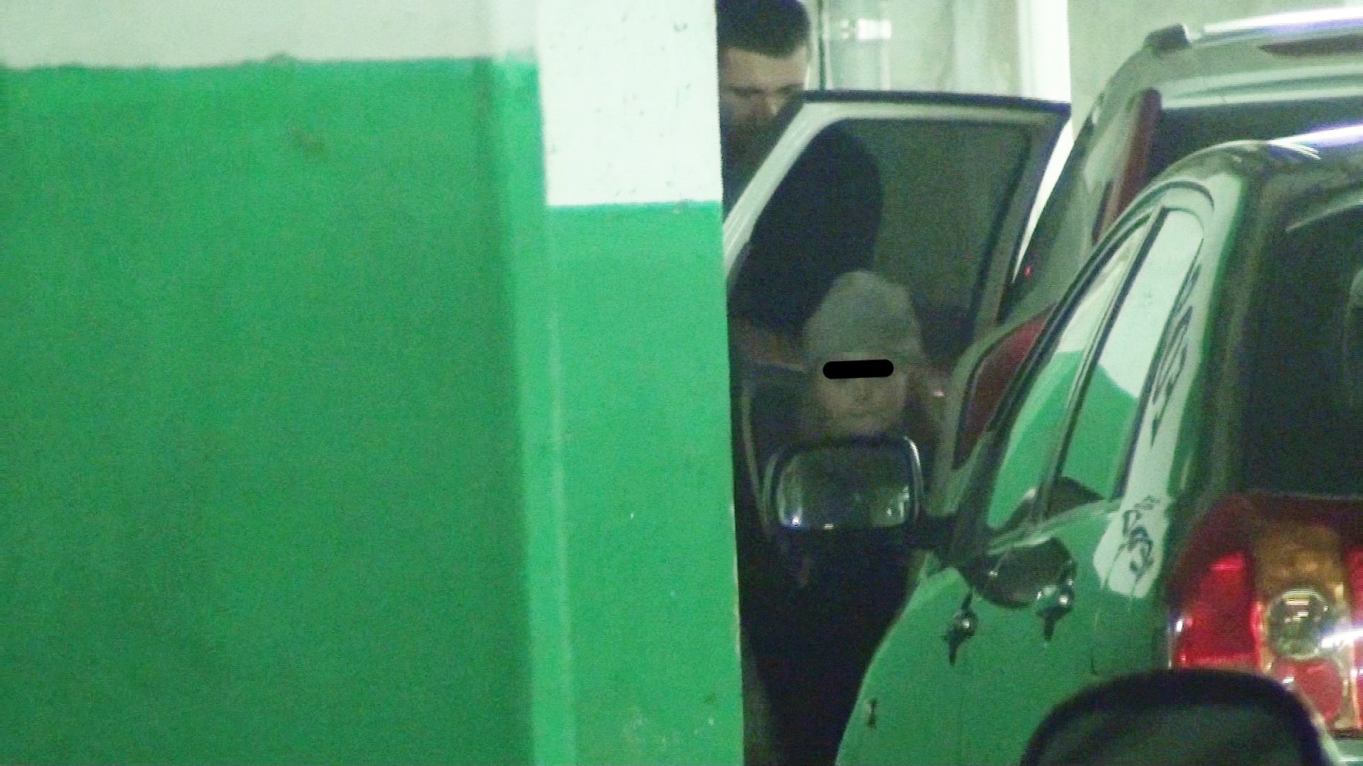 Actorul o ajuta pe fiica lui sa coboare din masina