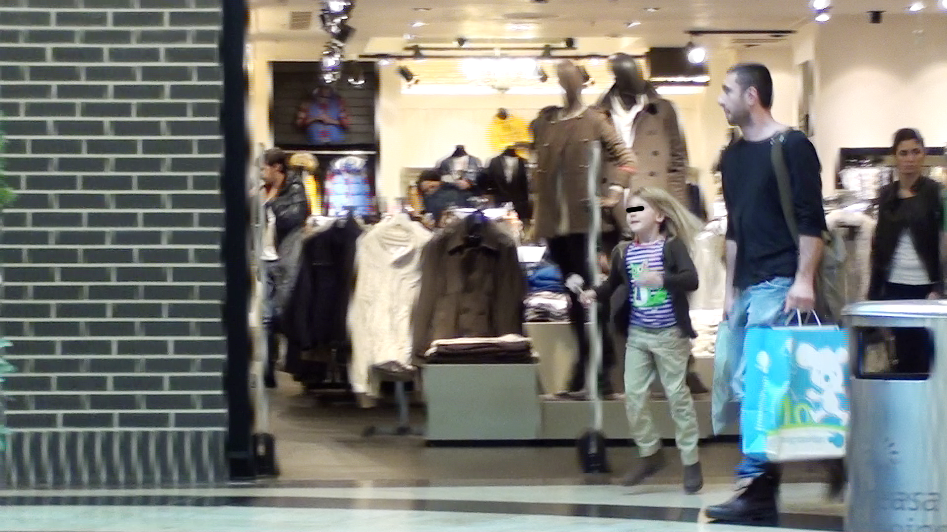 Fericita, Sofia, topaie fericita prin centrul comercial