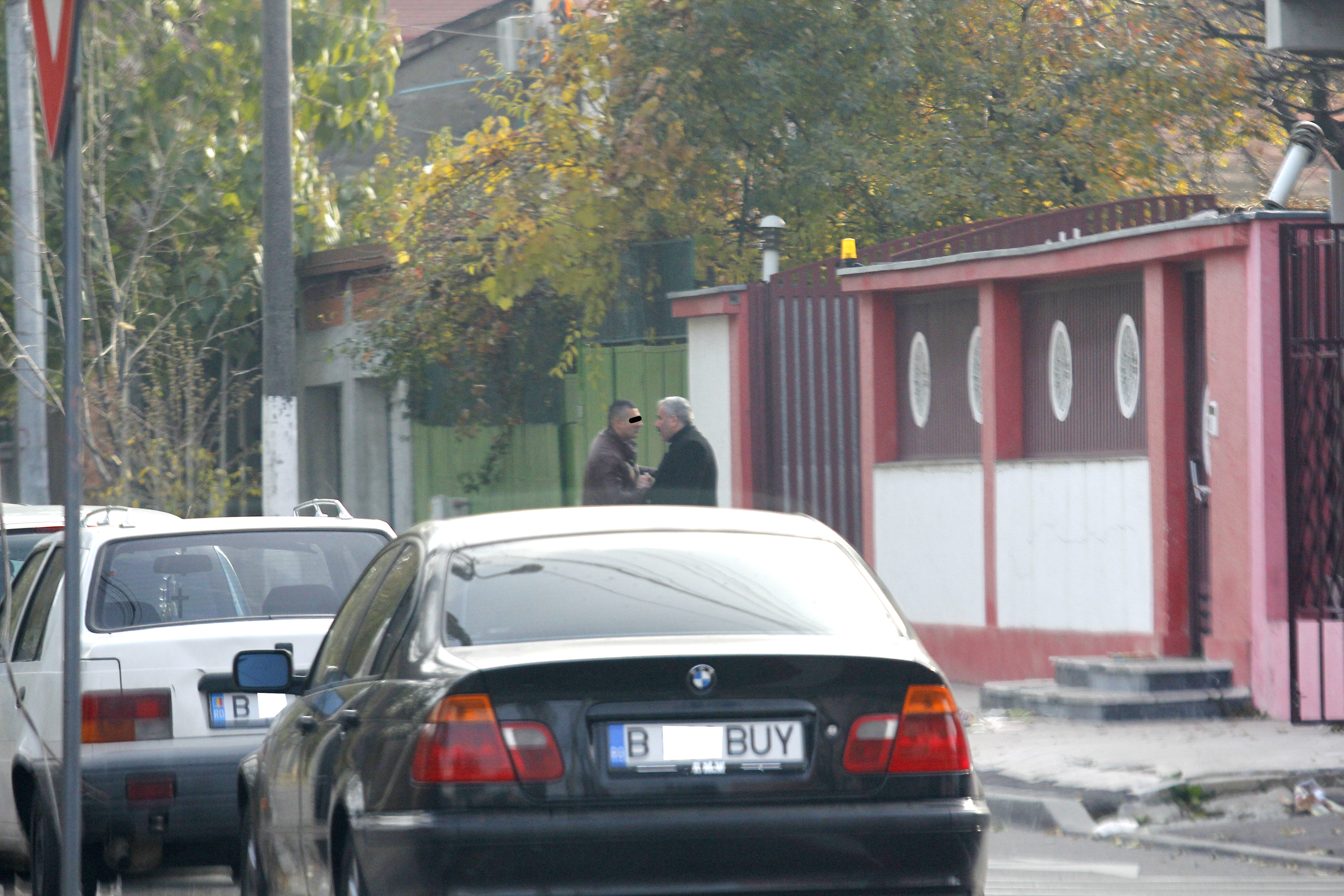 Prietenii au venit sa-l felicite pe Sile Camataru la scurt timp dupa ce a fost eliberat