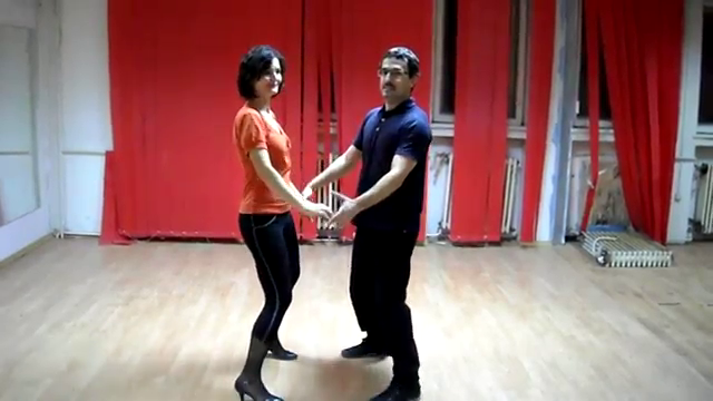 Adina Mihalea face cursuri de salsa de mai multi ani