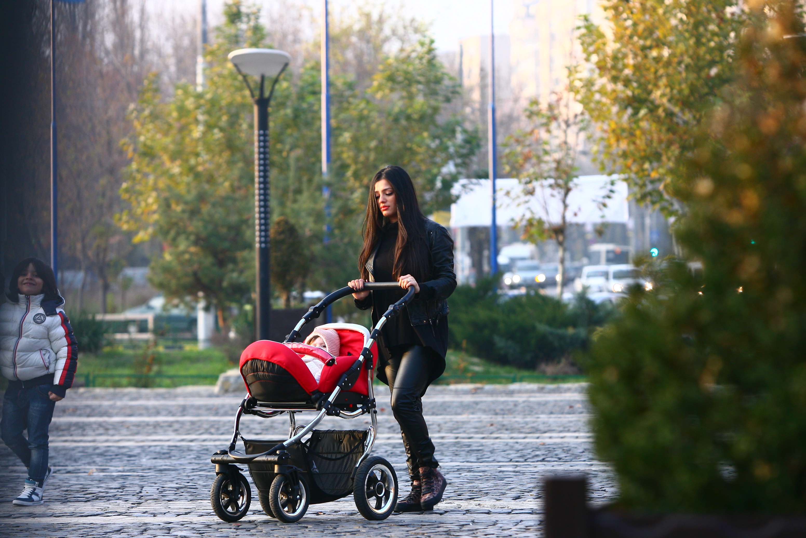 Dana, sotia cantaretului, o plimba cu caruciorul pe mezina familiei