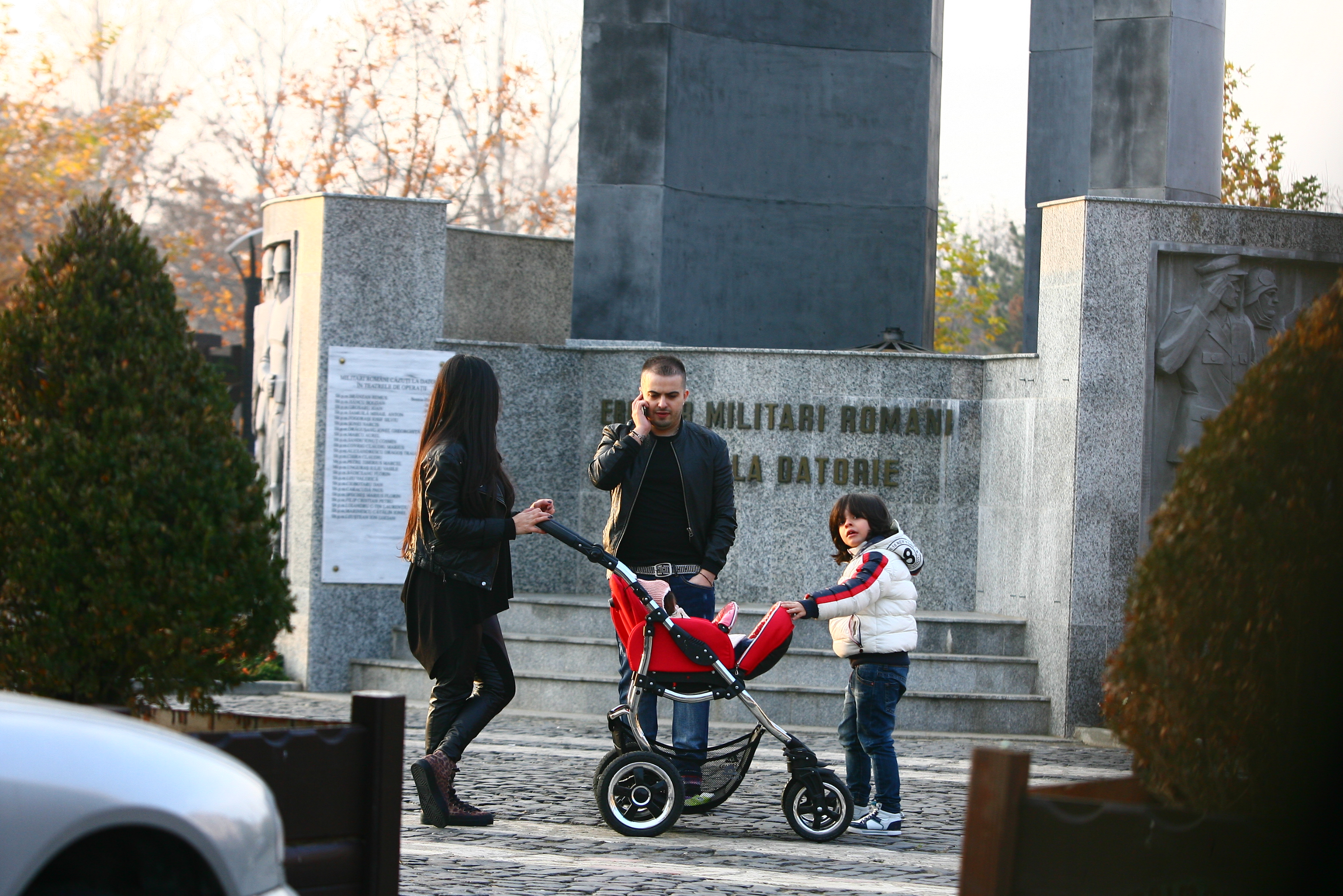 Cei patru au facut o pauza, pentru ca solistul sa poate vorbi la telefon