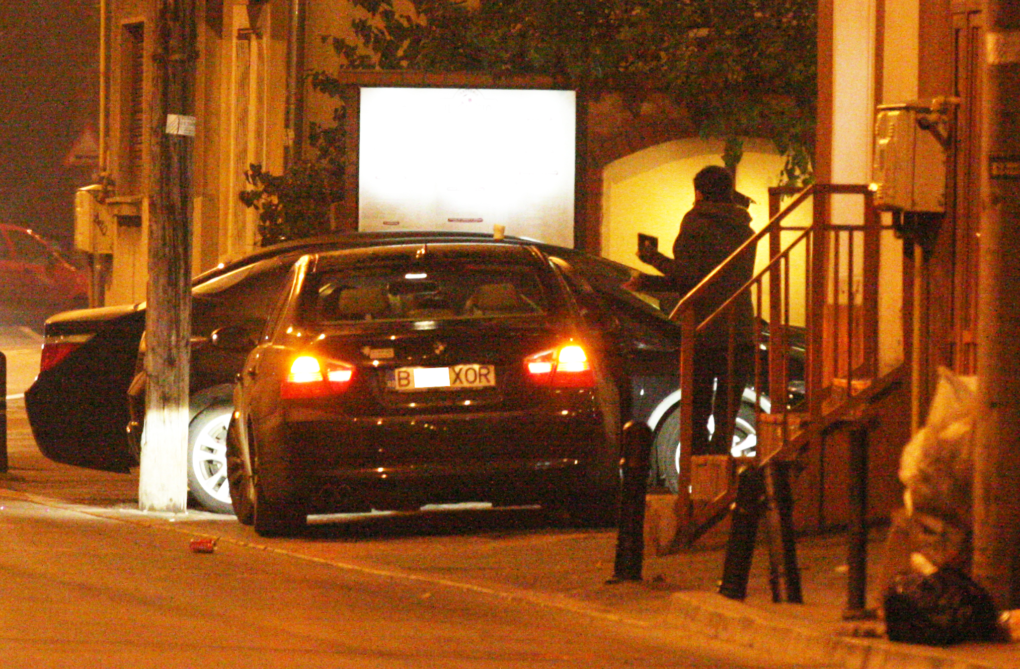 Roxana face prima oprire, pentru a-l lasa acasa pe unul dintre colegii ei