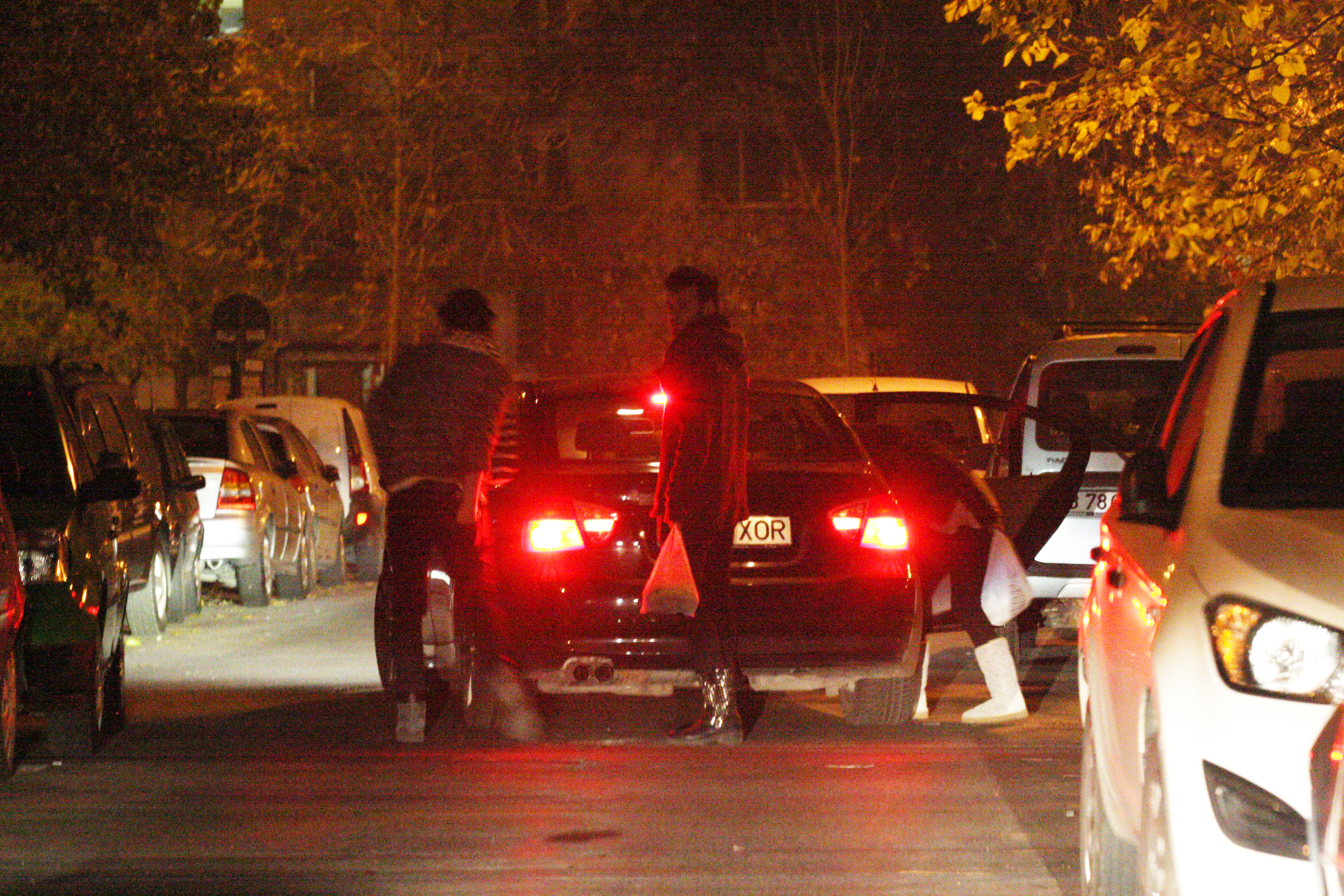 Dansatorii isi pun hainele de schimb, in portbagajul autoturismului