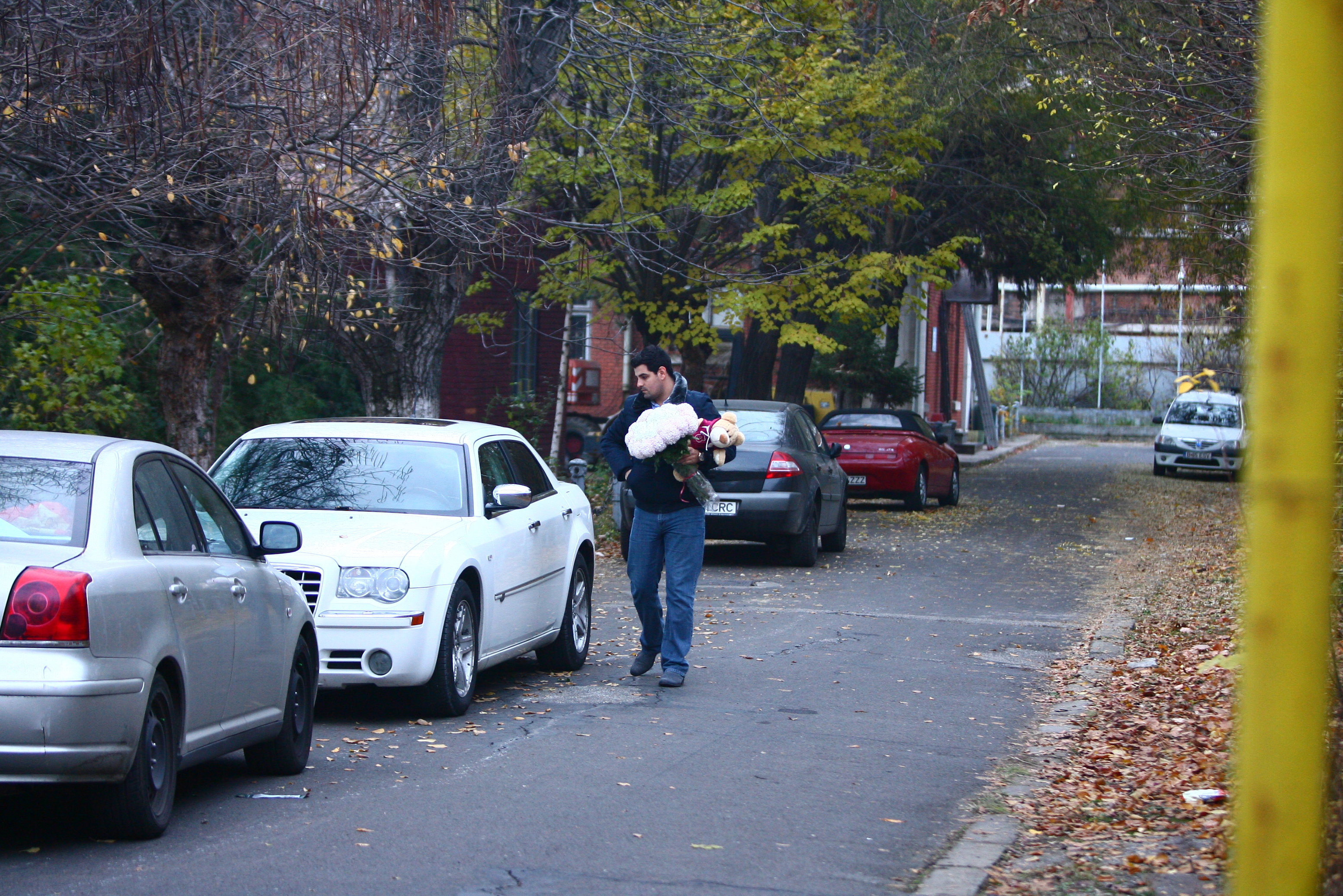 Logodnicul lui Ellie White, ia de pe bancheta din spate buchetul de flori si ursuletul de plus si pleaca grabit spre maternitate