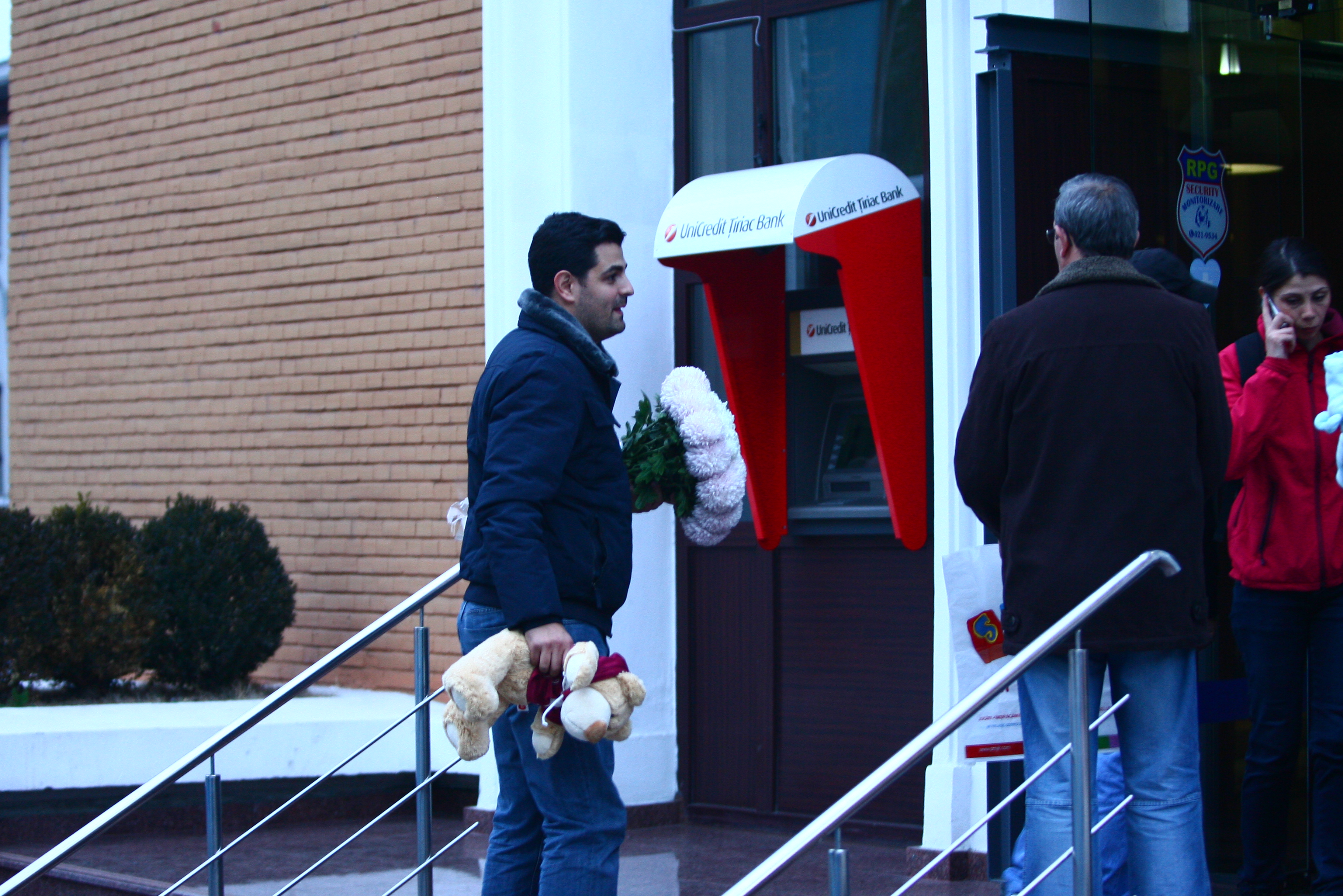 Proaspatul tatic nu poate sa-si ascunda un zambet cand vede o mamica cu un bebelus in brate