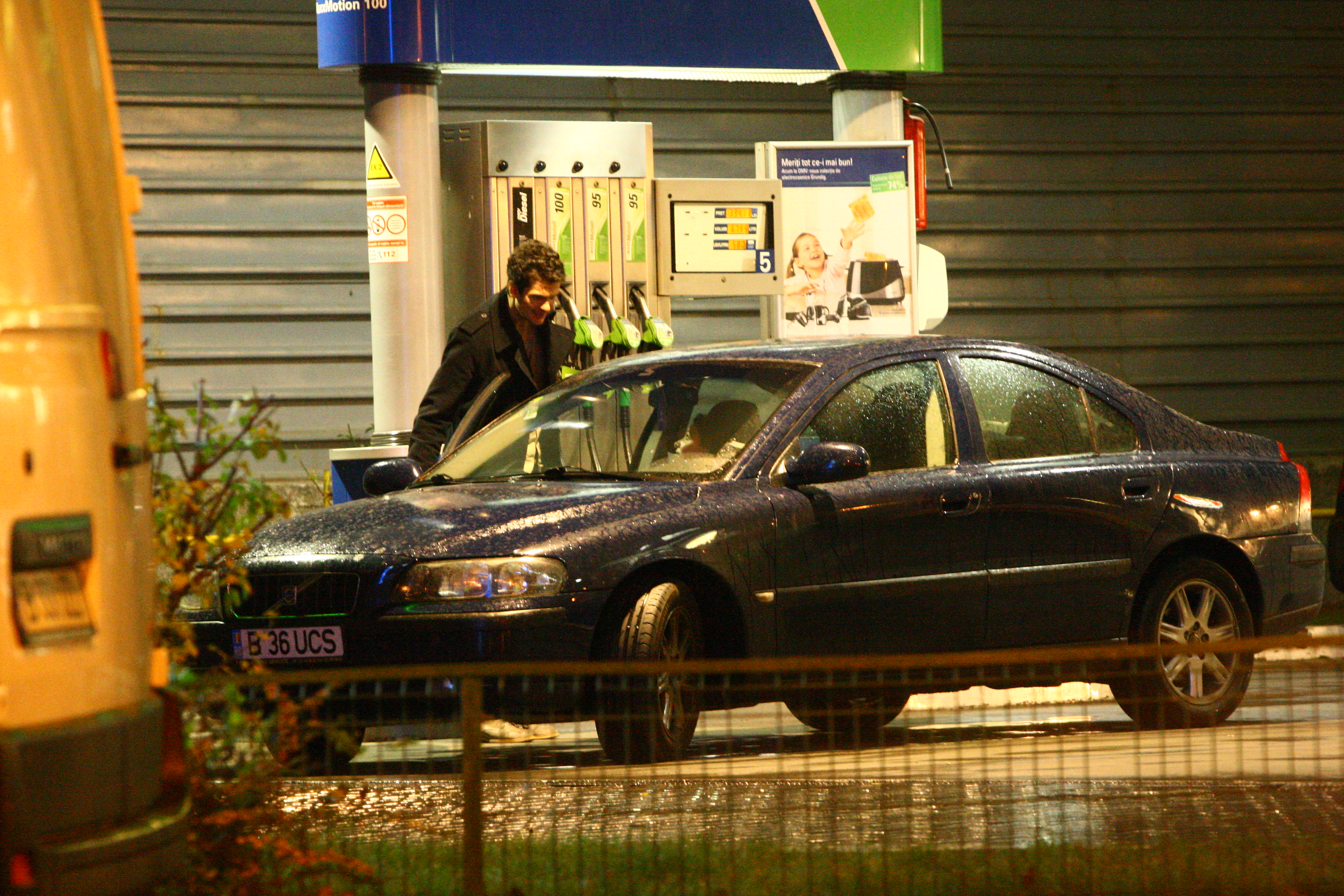 Inainte de a intra sa plateasca, Tudor isi intreaba iubita daca nu doreste ceva de la magazinul din benzinarie