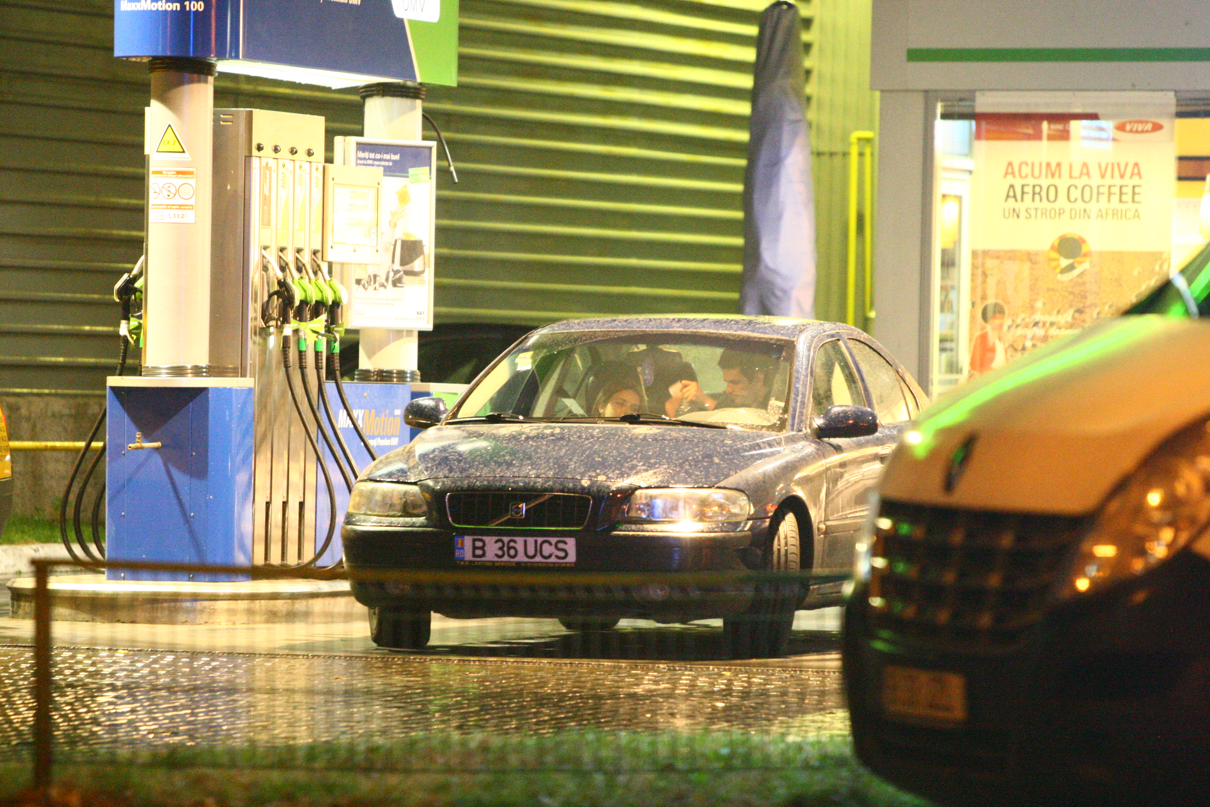 Artistul ii intinde partenerei sale un pachet de tigari