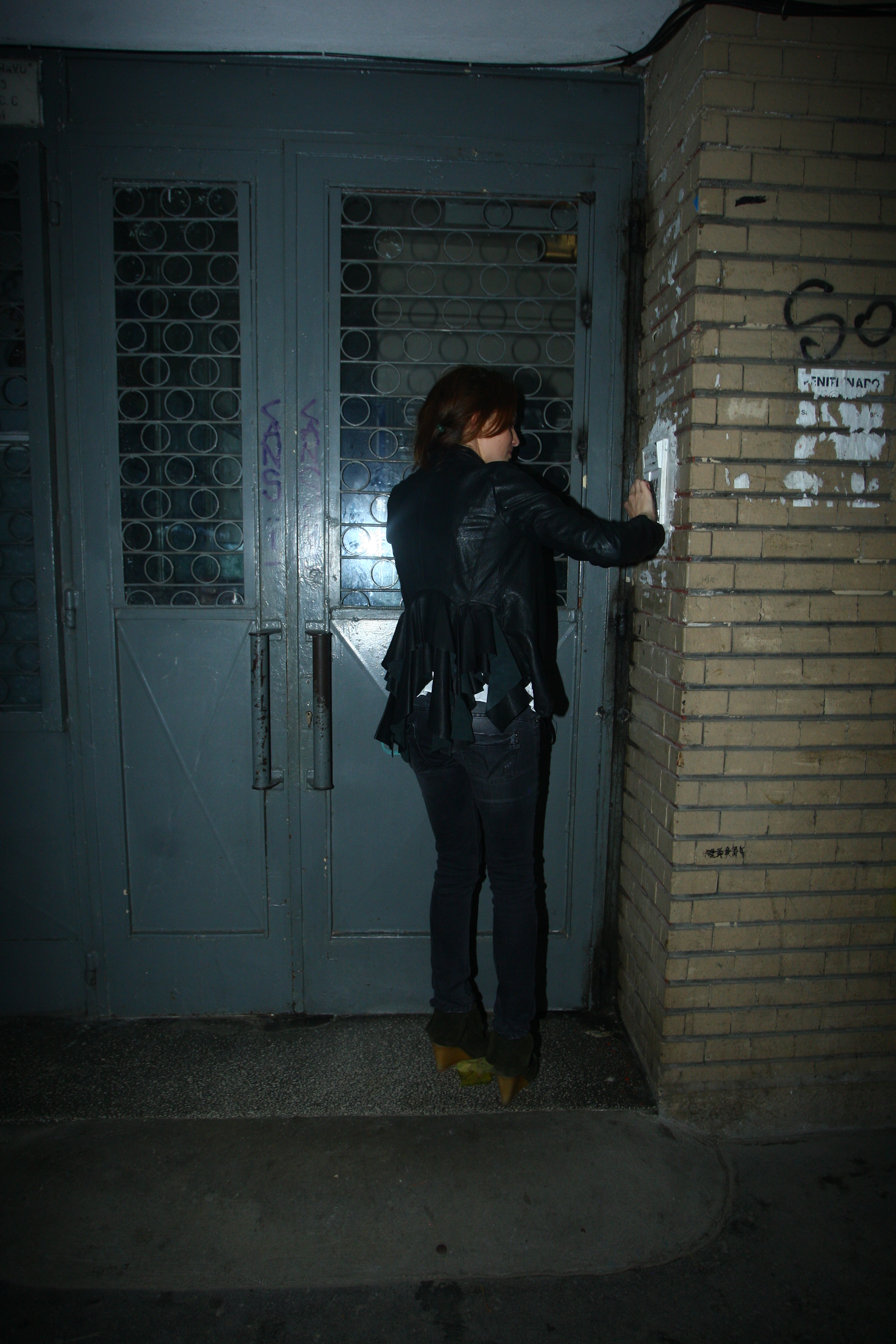 Degajata, tanara intra in scara blocului lui Chirila, semn ca nu era prima data cand facea acest lucru