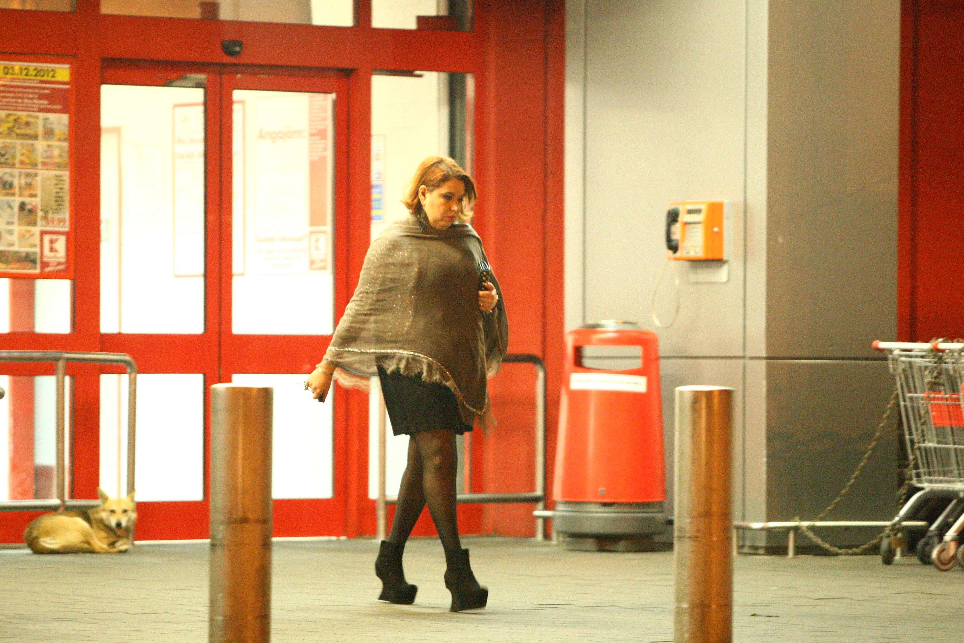 Dupa numai cateva minutele, Oana a facut cale intoarsa, dezamagita ca magazinul se inchisese, deja