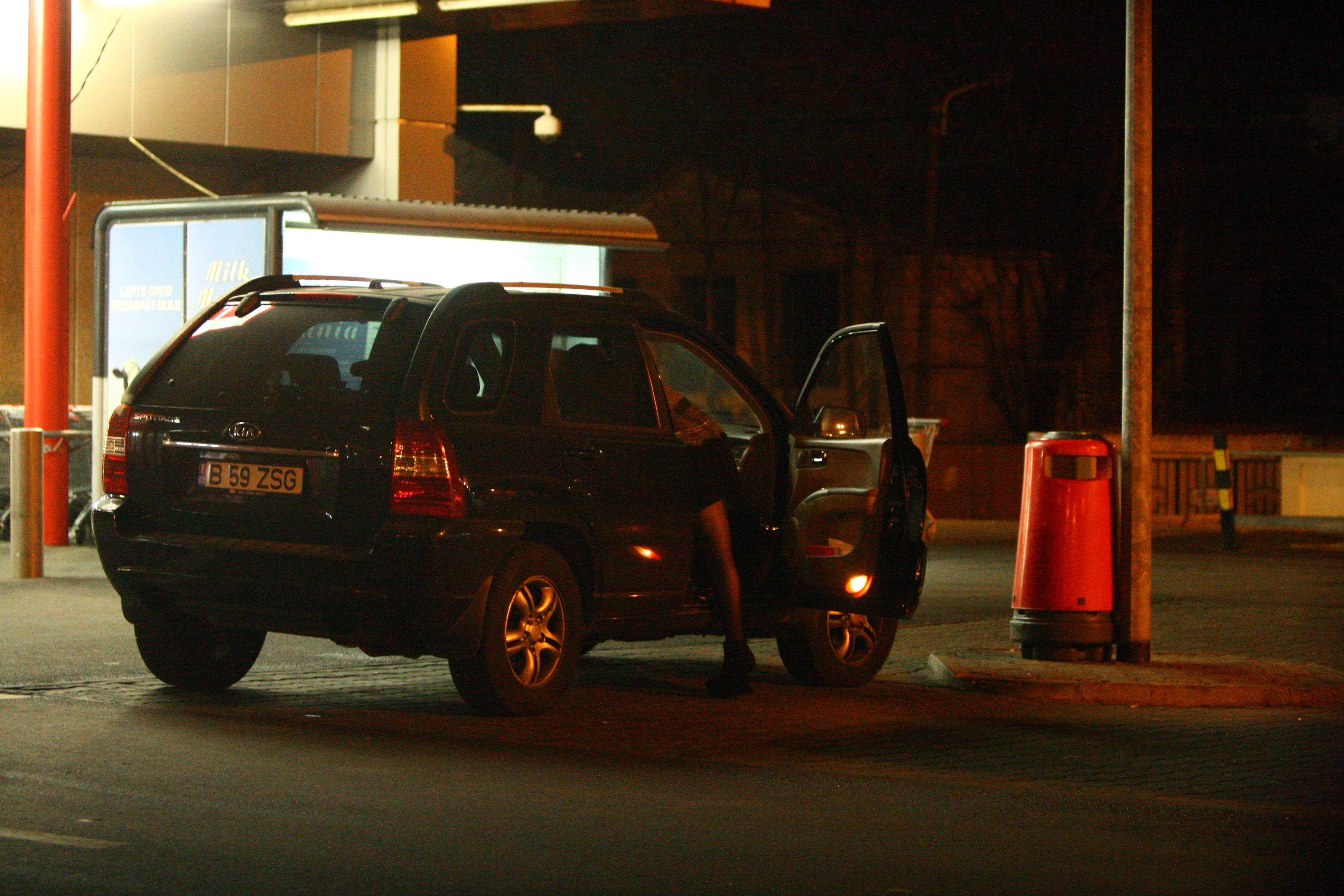 Vedeta s-a aplecat si fusta i s-a ridicat, lasandu-i la vedere picioarele aproape ca si cand s-ar fi aflat la plaja