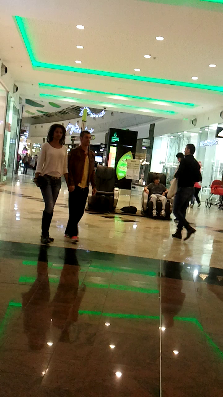 Dupa ce si-au baut cafelele, cei doi se plimba prin mall, fara a se opri la niciun magazin