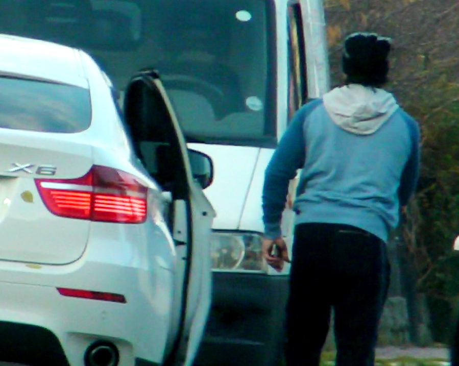 Pepe pare foarte mandru de fesul lui cu ciucure