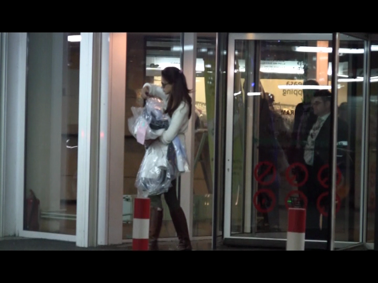 Bianca iese din mall dupa cateva minute. Misiune indeplinita!