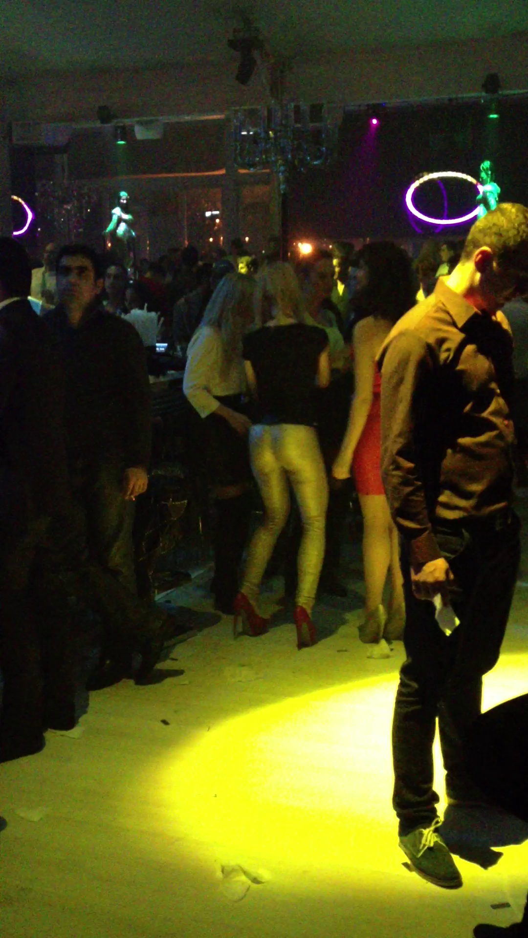 Blonda se distreaza din plin alaturi de prietenele ei