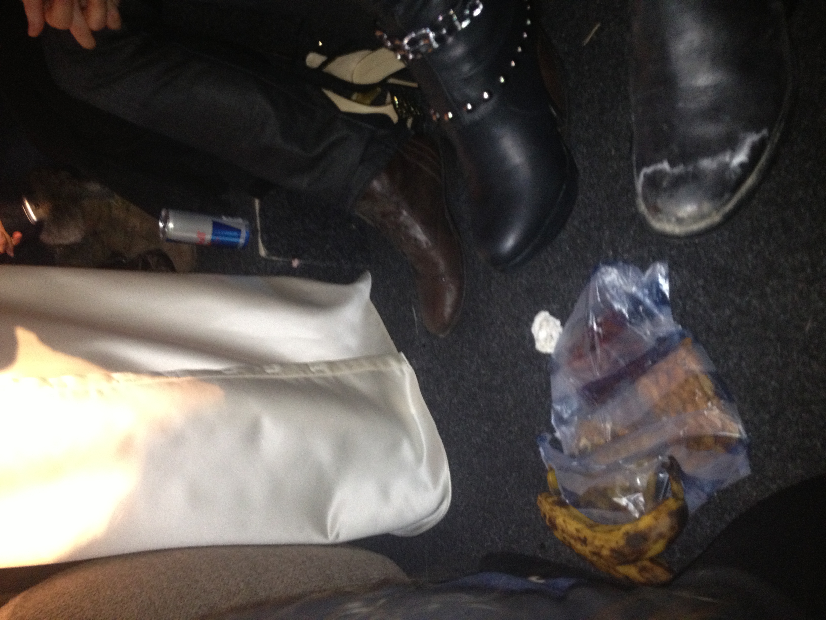 Nicoleta sta in sala, iar la picioare, pe podea, tine o punga in care are fructe si migdale