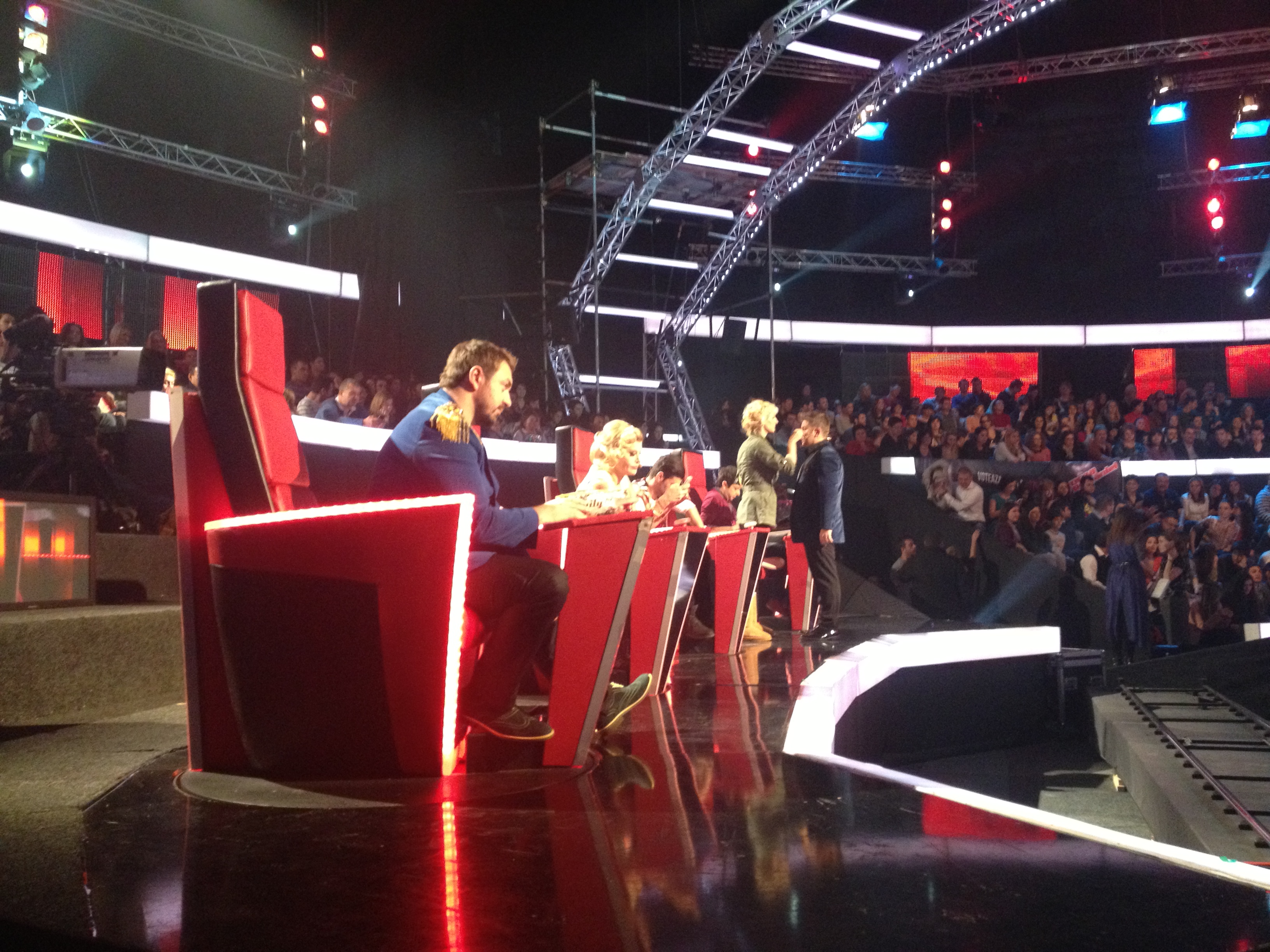 In pauzele publicitare, machioza vine pe platou si ii reface machiajul lui Pavel Bartos