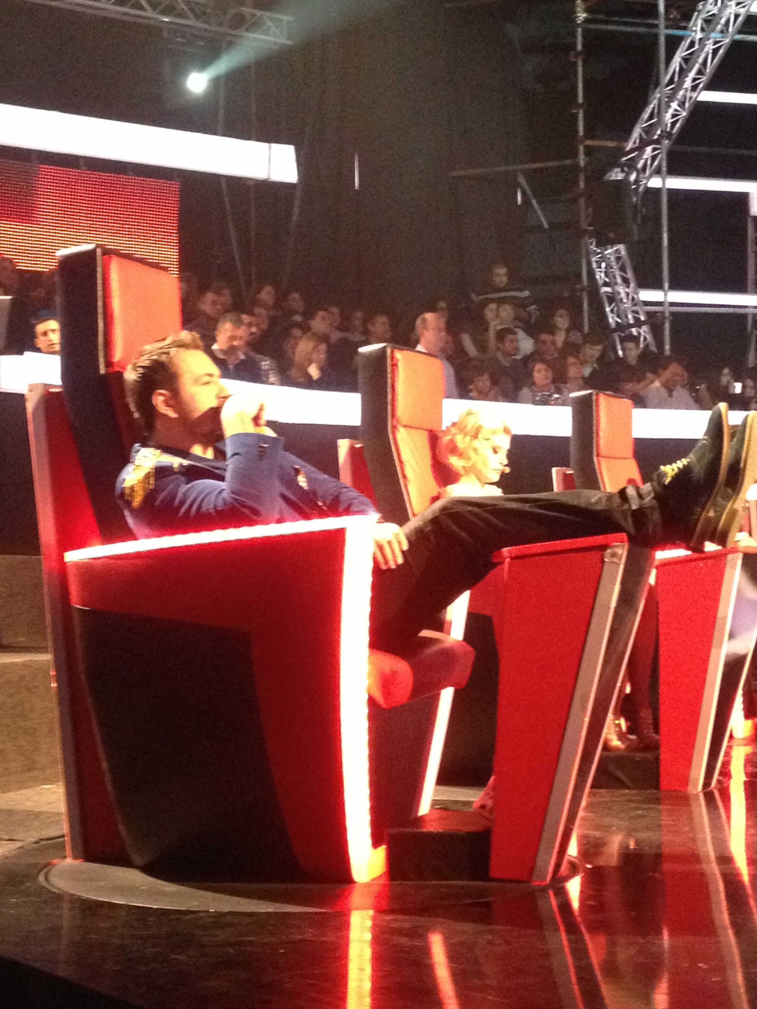 In pauzele publicitare, Horia brenciu se relaxeaza punandu-i picioarele pe masa