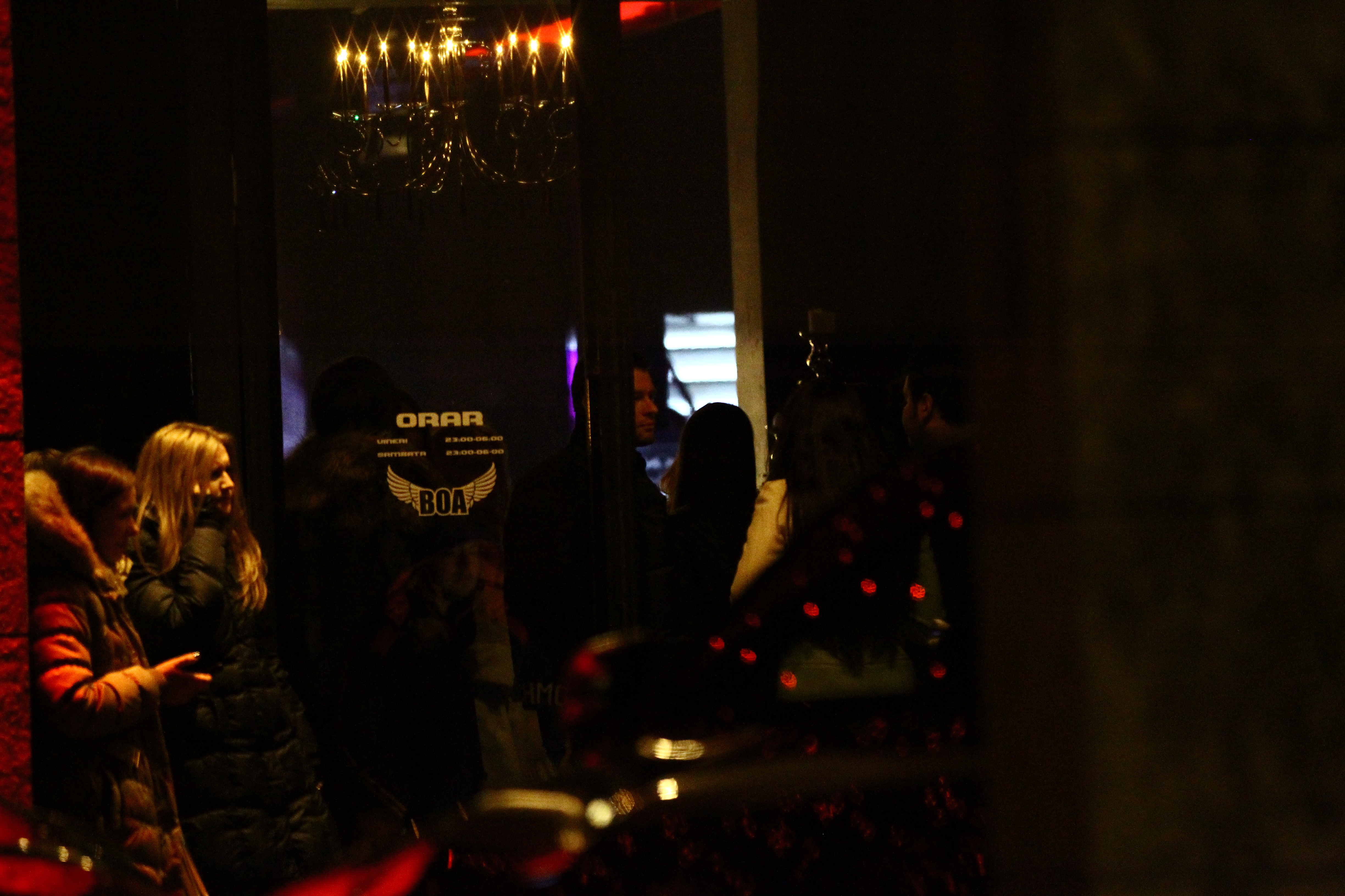 Fotbalistul a stat la intrarea clubului pana cand a venit masina