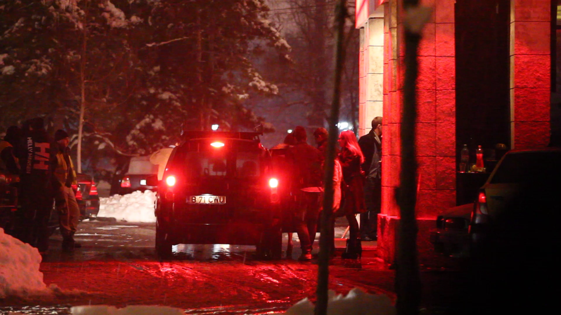 Pentru ca afara incepuse ninsoarea, gasca de prieteni ai lui Niculae a fugit imediat in autoturism