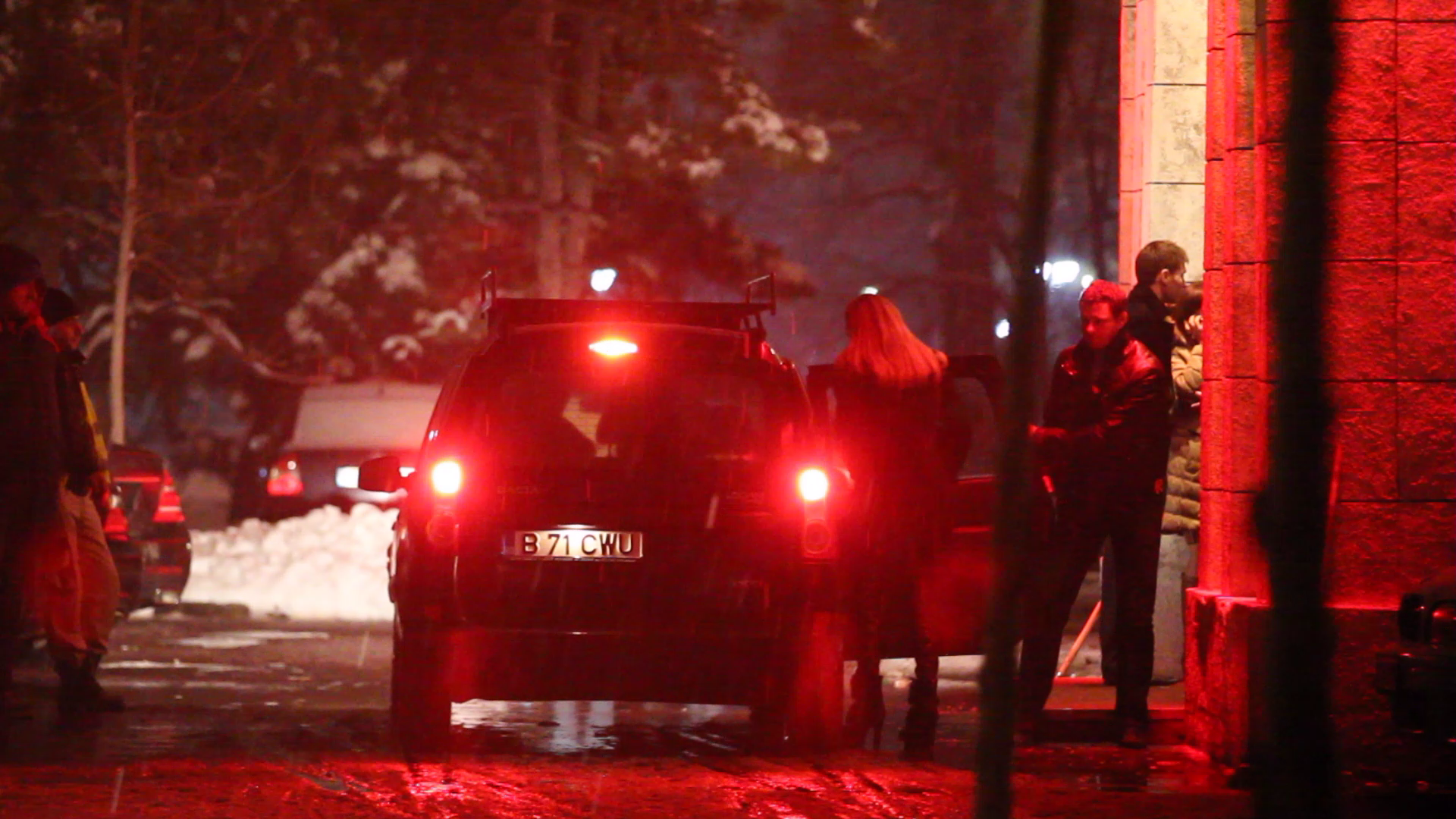 Desi de abia se tinea pe picioare, fotbalistul a fost galant si a tinut portiera pentru a urca sotia lui