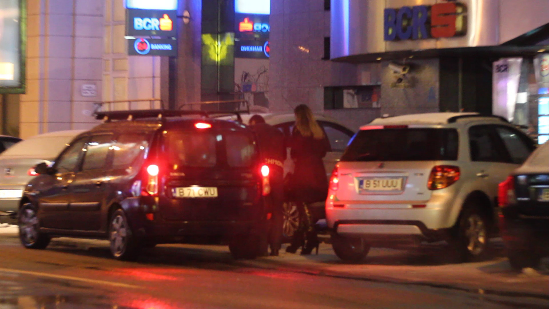 Pentru ca era destul de tarziu, cei doi soti se opresc direct acasa