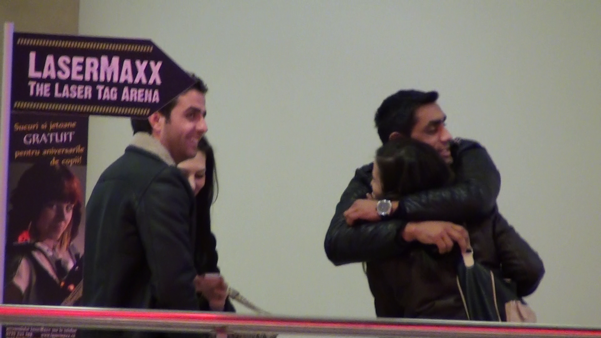 In timp ce asteptau masina, Banel a imbratisat-o pe Cristina si parea ca nu mai vrea sa-i dea drumul din stransoare