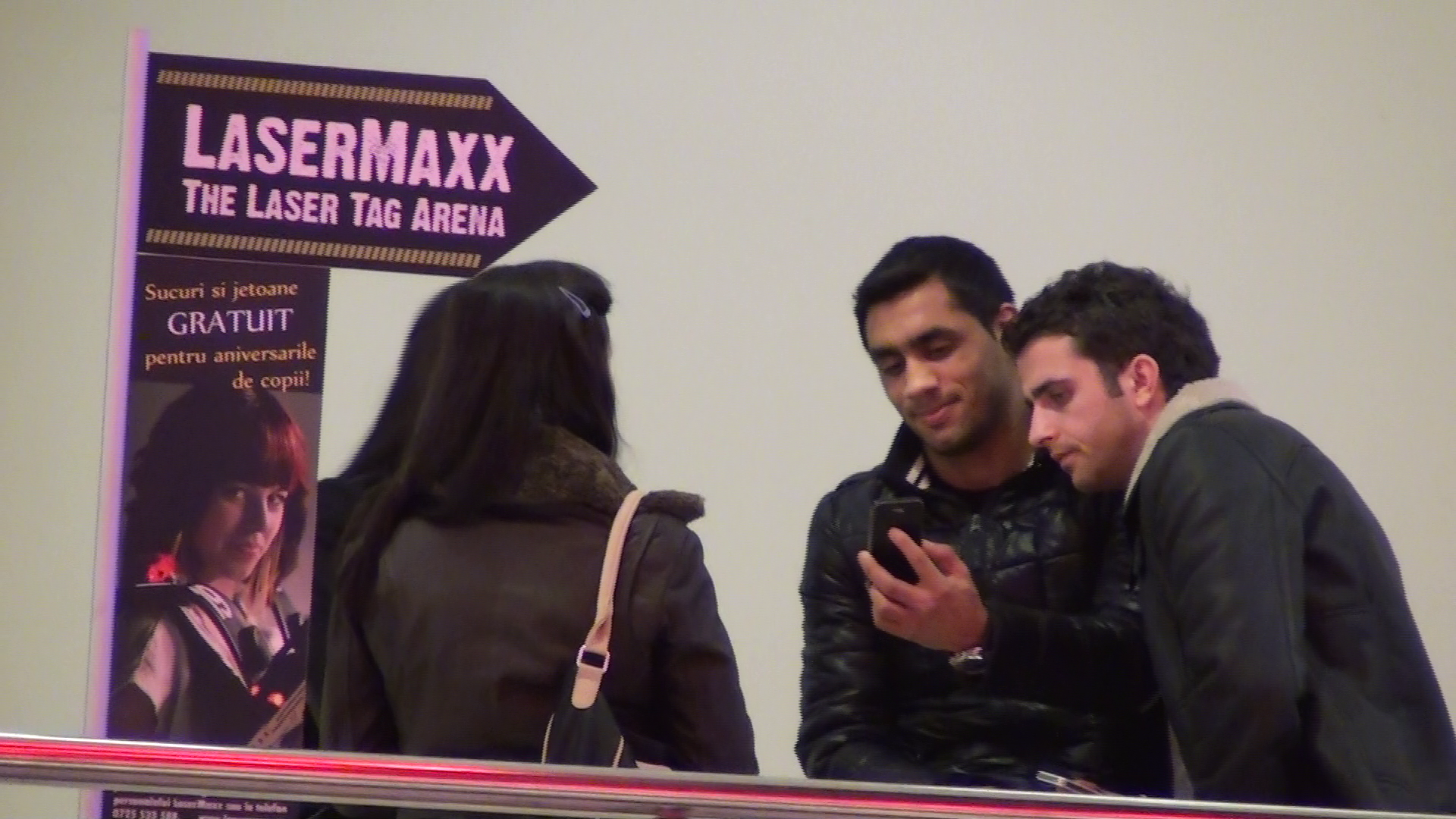 Banel si-a distrat logodnica si prietenii cu fotografii din telefonul mobil