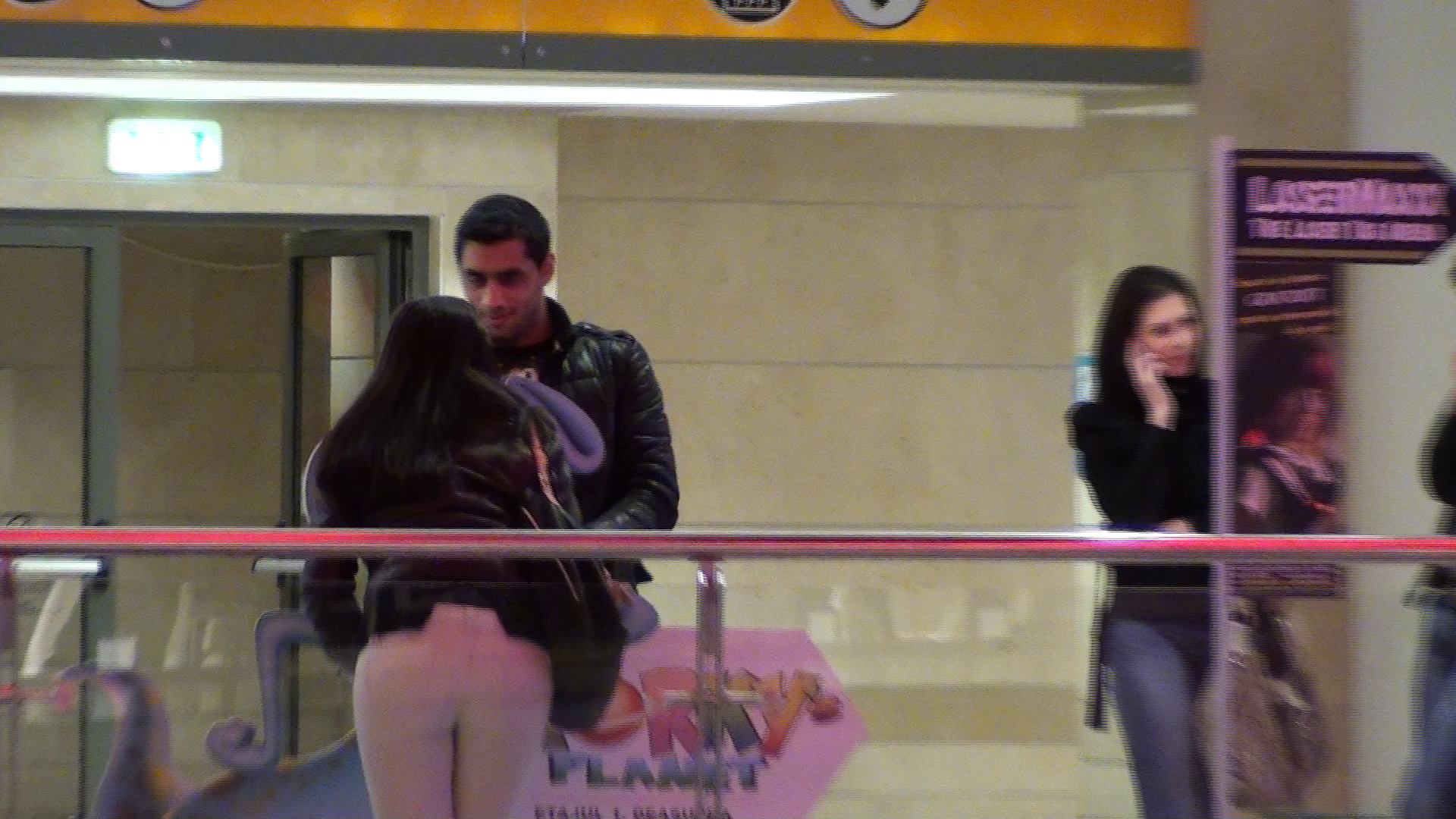 Cristina a dansat pe holul de la mall si l-a atatat pe Banel, care nu s-a lasat pana cand nu si-a sarutat din nou iubita