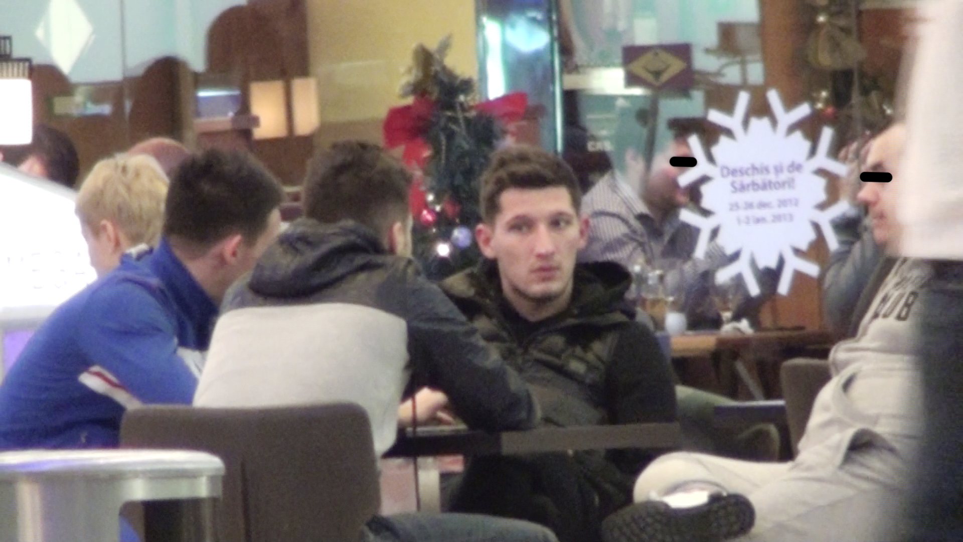 Mihai Costea, Gabi Matei si prietenii acestora s-au asezat la masa, insa nu au comandat nimic